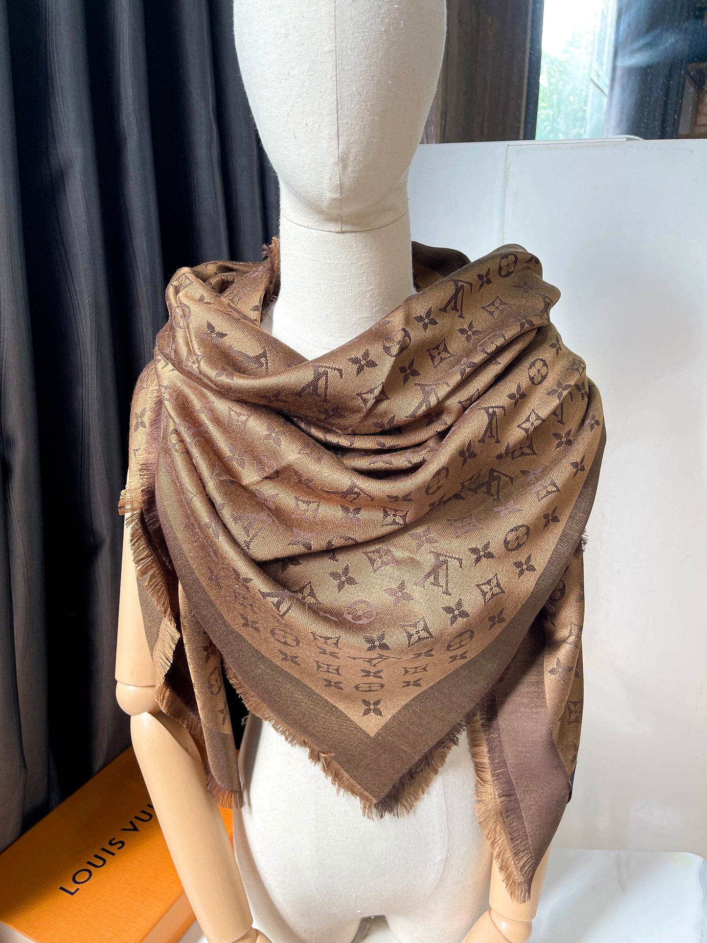 Khăn LV Denim Nâu