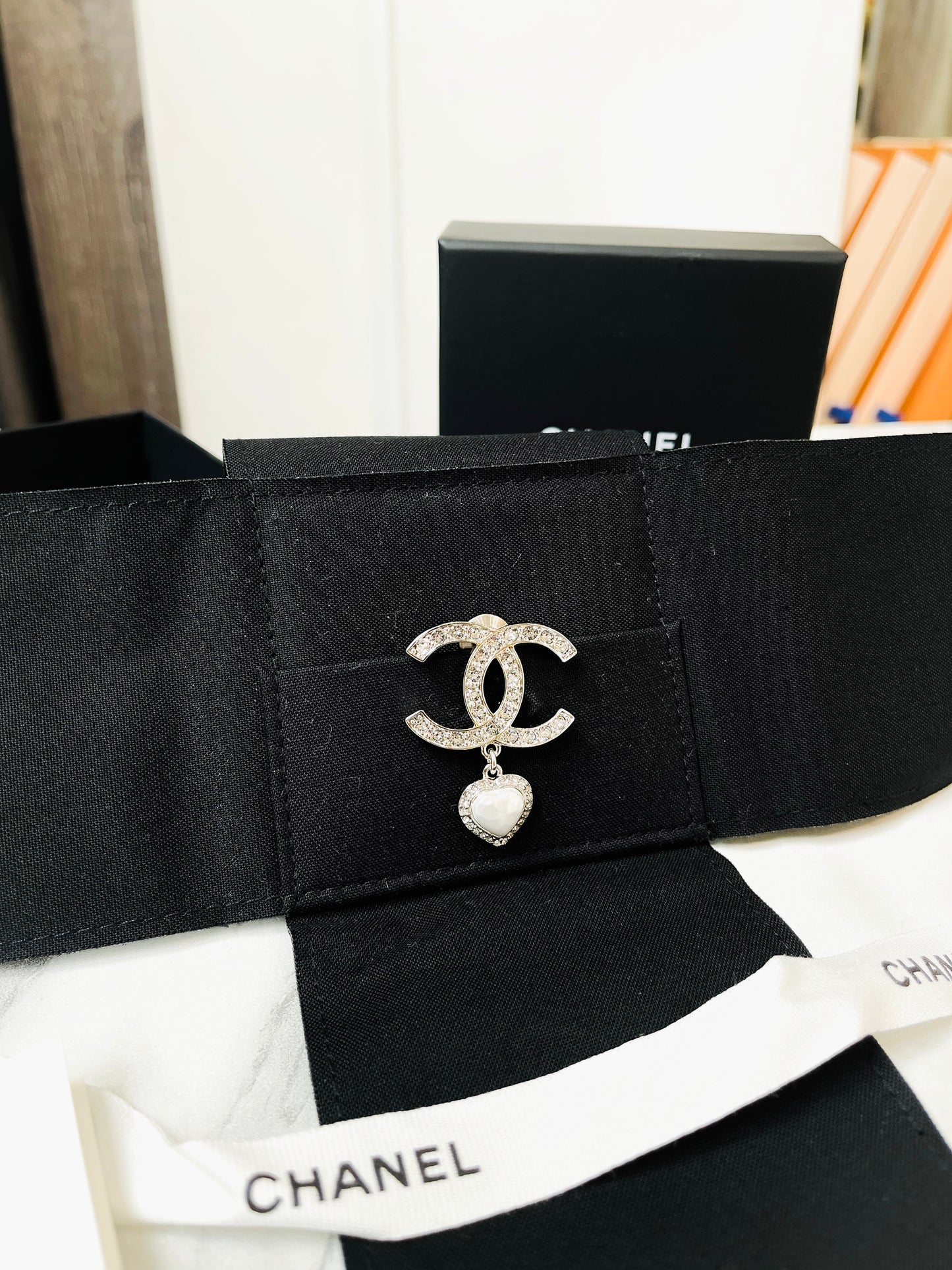 Cài Áo Chanel Trái Tim