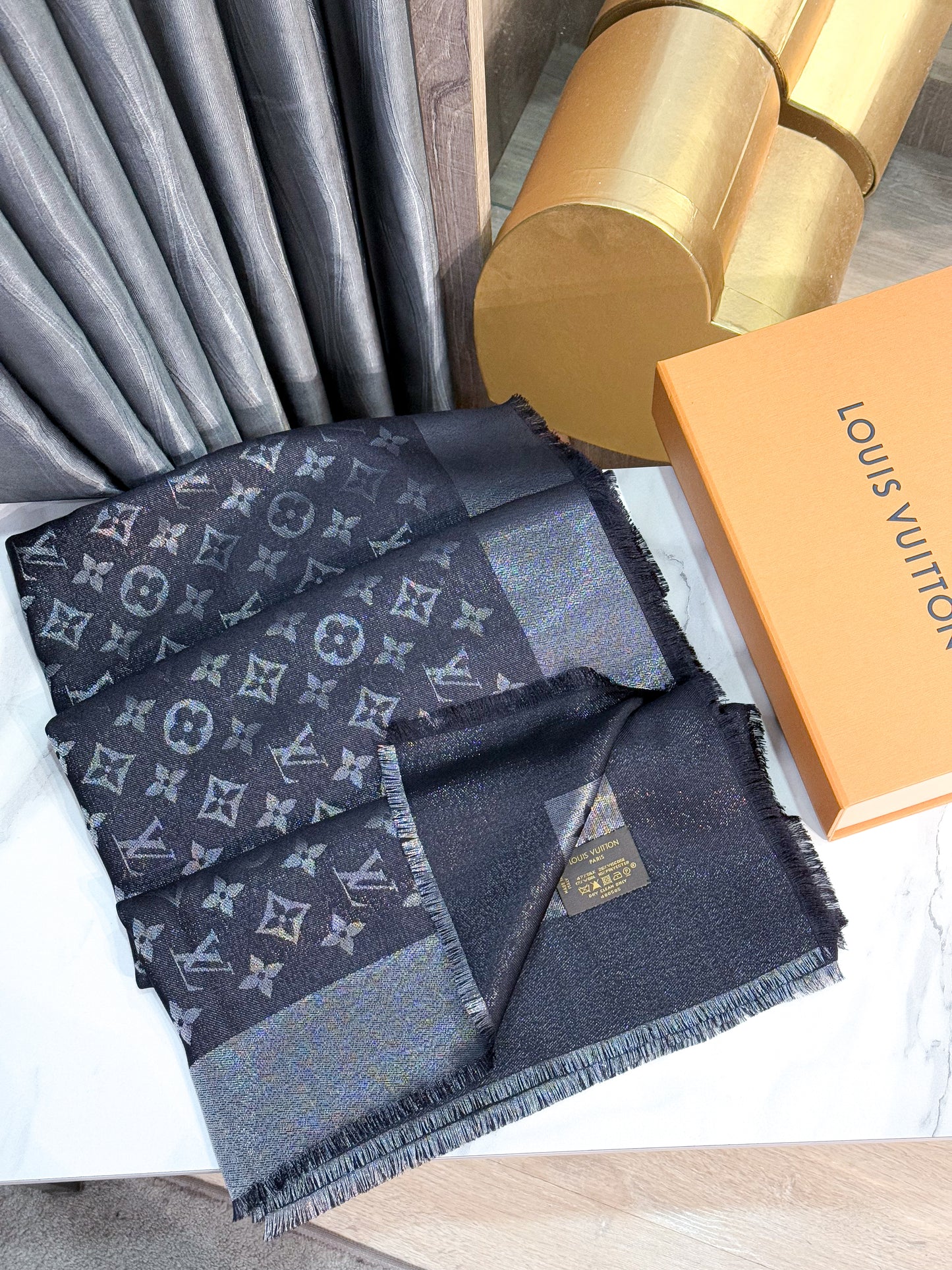 Khăn LV Ánh Kim Đen 28/2