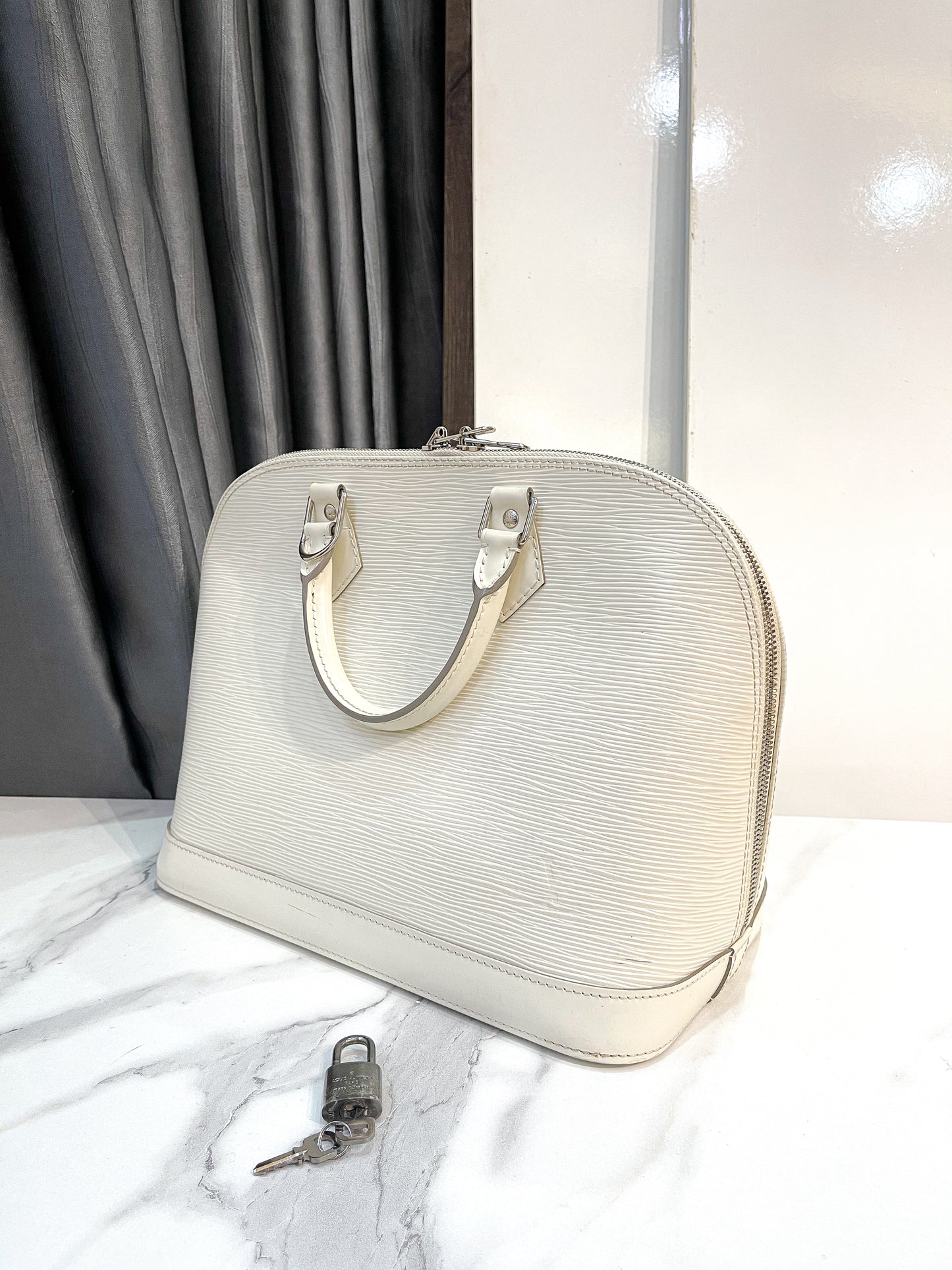LV Alma Epi Trắng PM