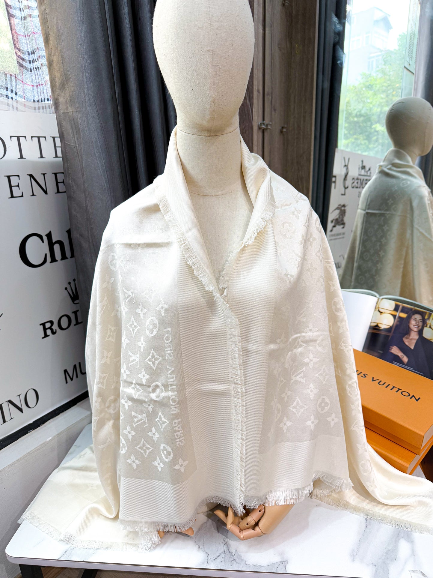 Khăn LV Trắng Ngà 28/3