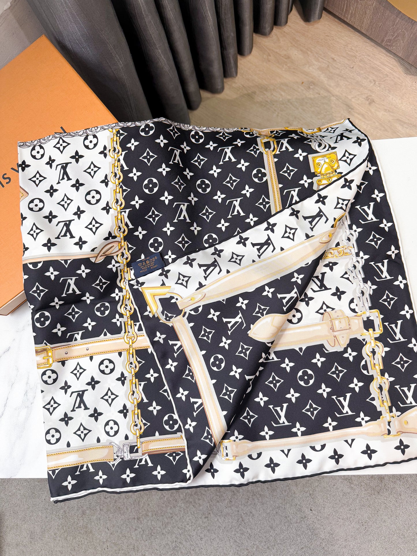 Khăn Lụa LV Đen Trắng