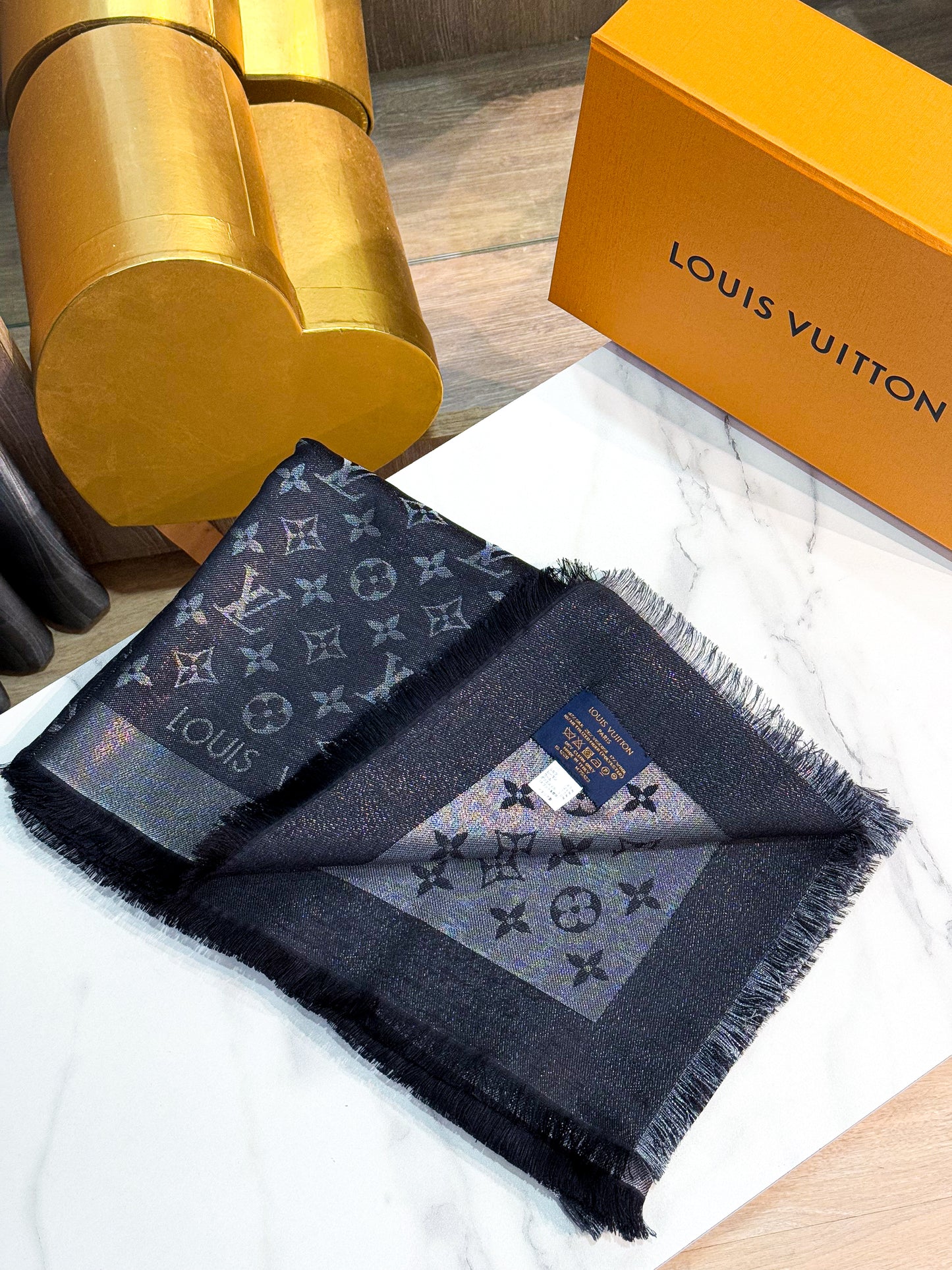 Khăn LV Ánh Kim Đen 28/2