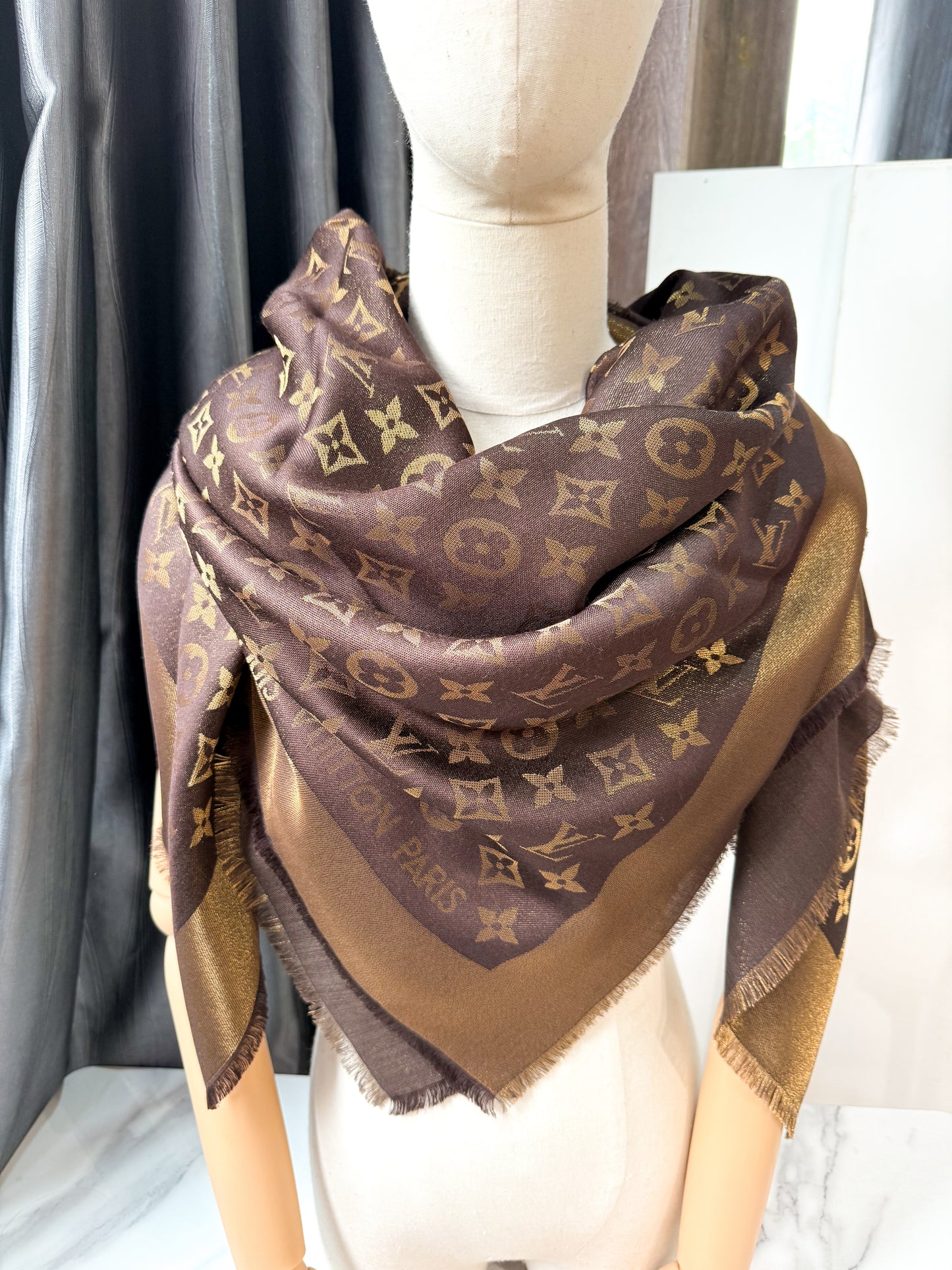 Khăn LV Ánh Kim Nâu