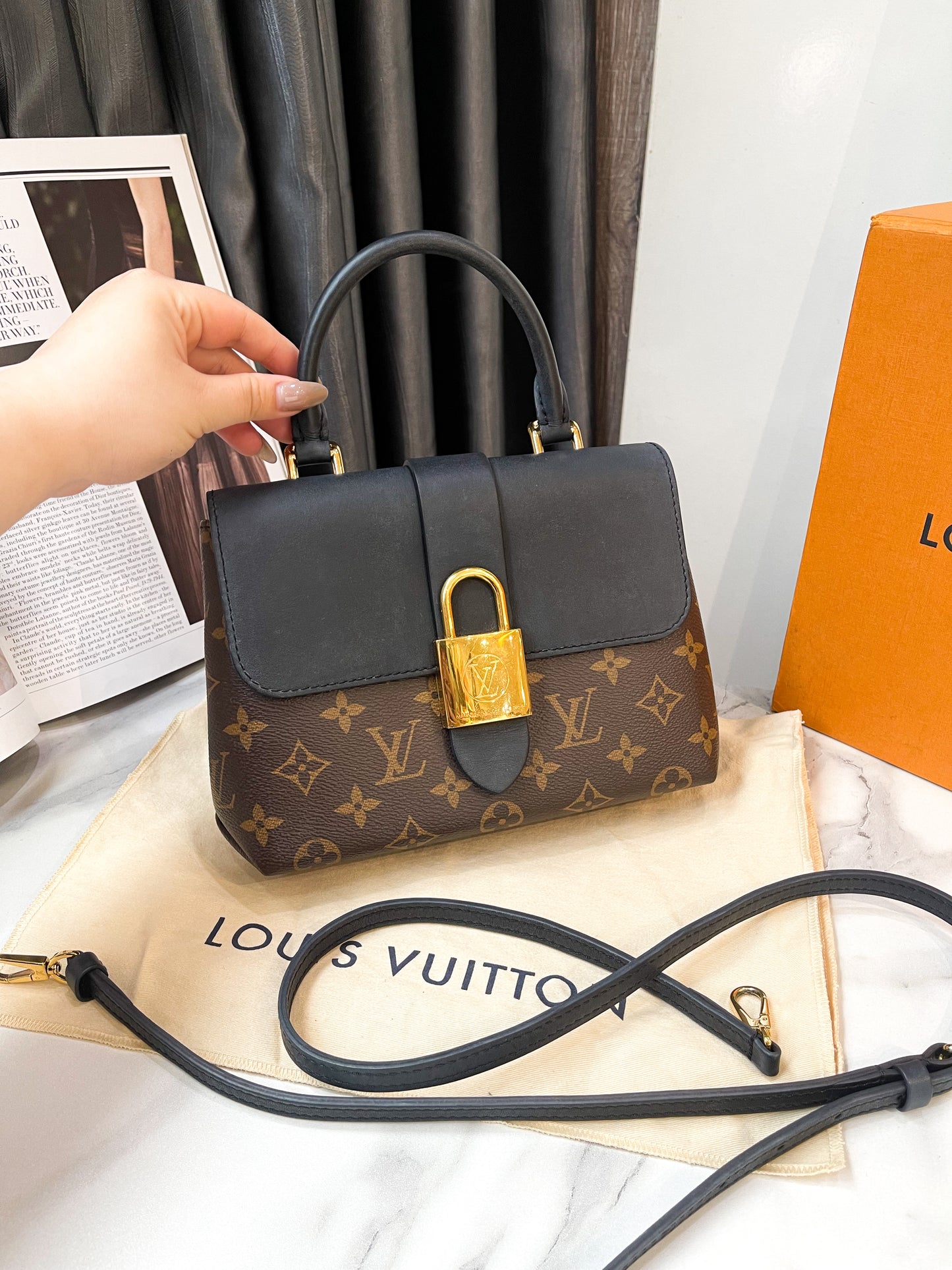 LV Locky Đen