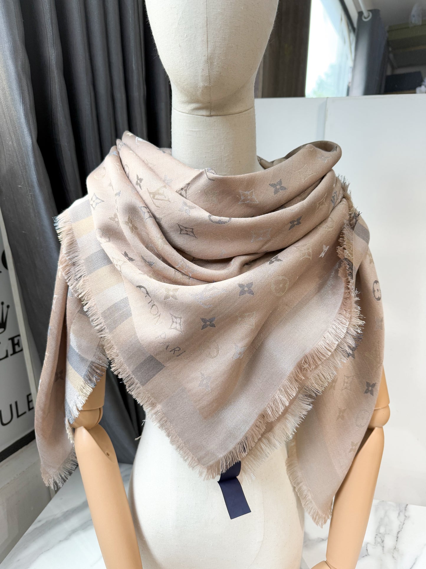 Khăn LV Ánh Kim Kẻ