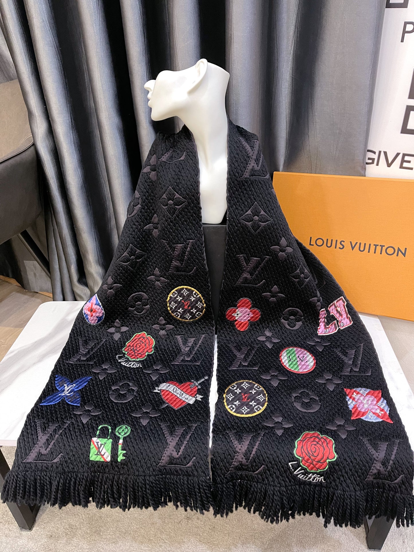 Khăn Len LV Charm