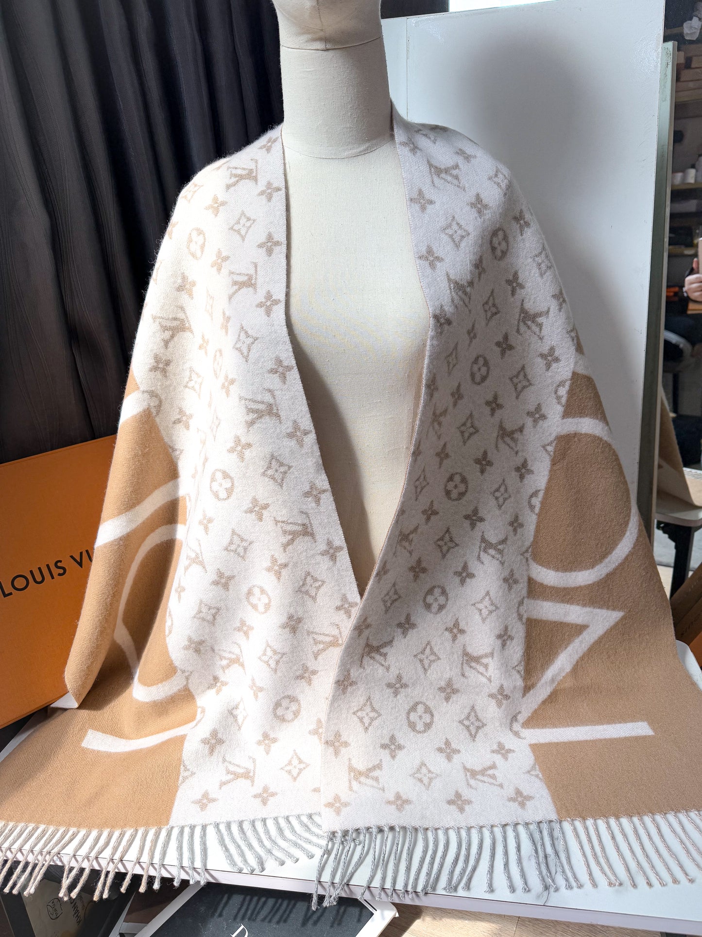 Khăn LV Cashmere Begie