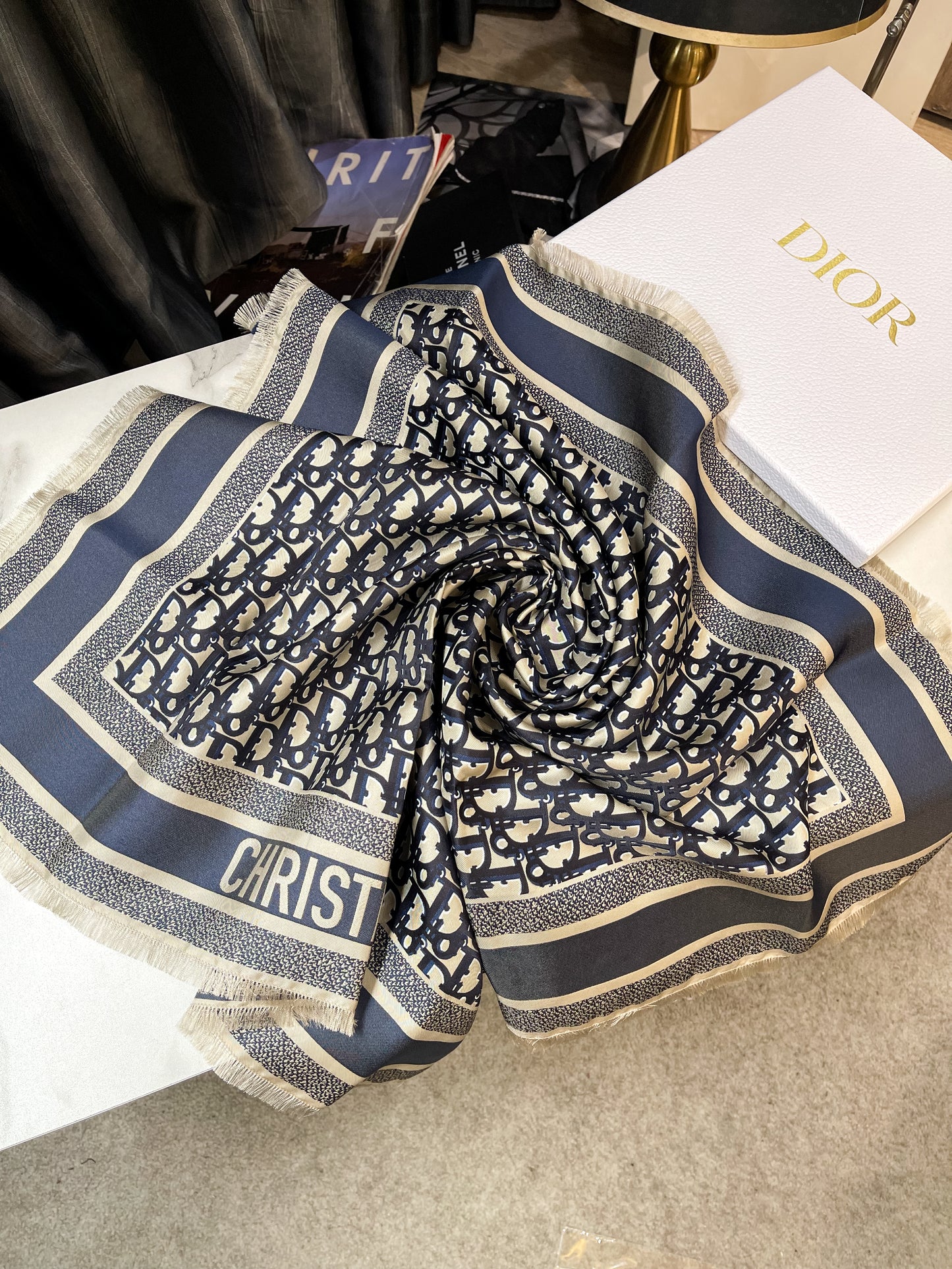 Khăn Dior Khổ 70x70