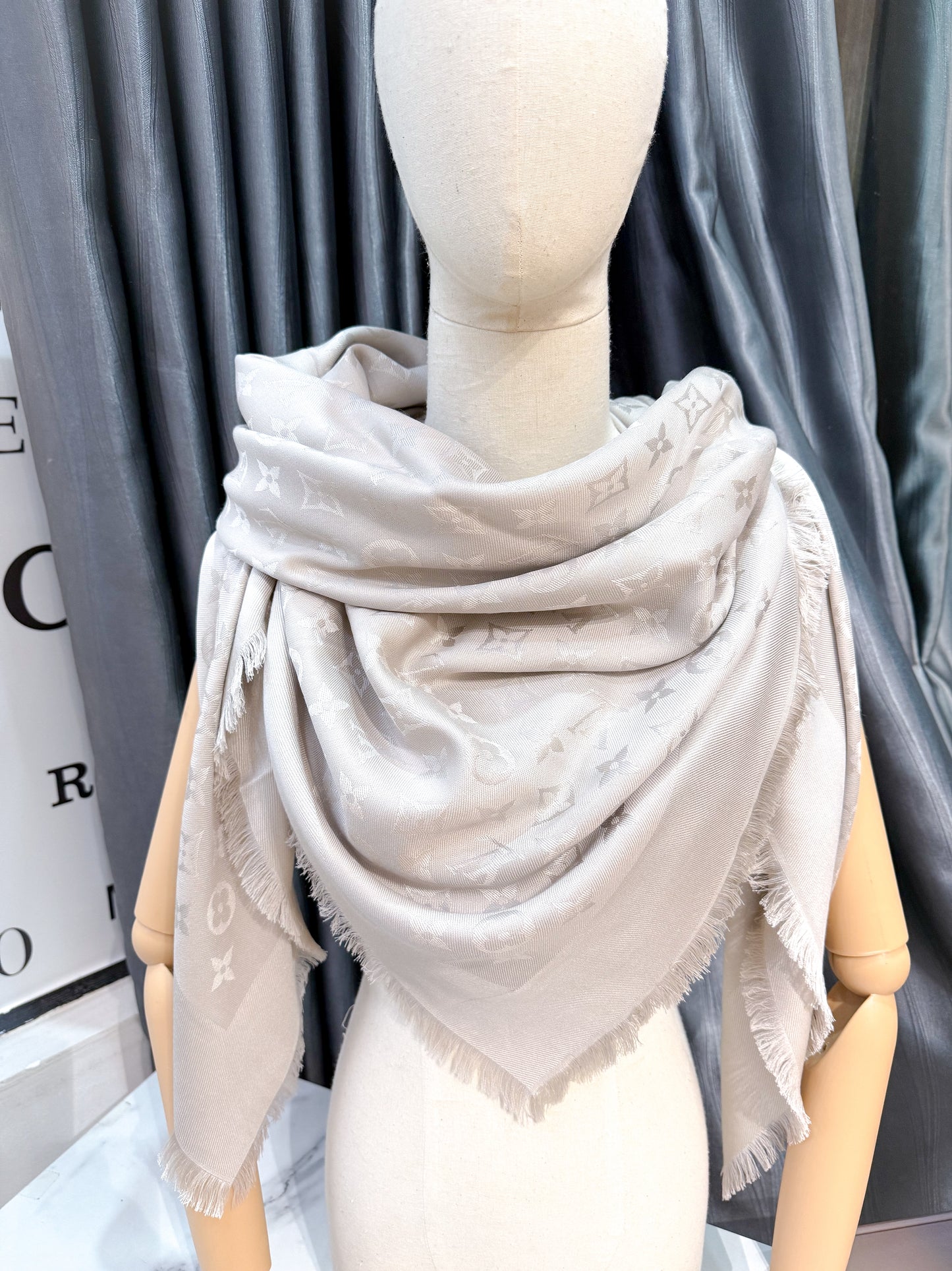 Khăn LV Ghi Bạc Khổ 140x140