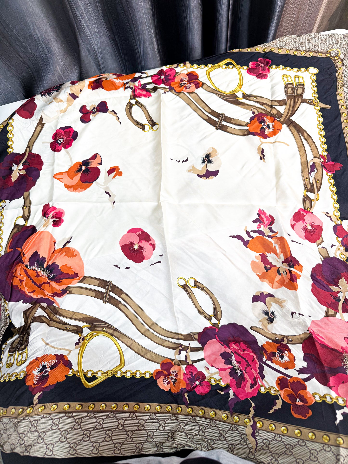 Khăn Gucci New Khổ 90x90 HN56 20/11