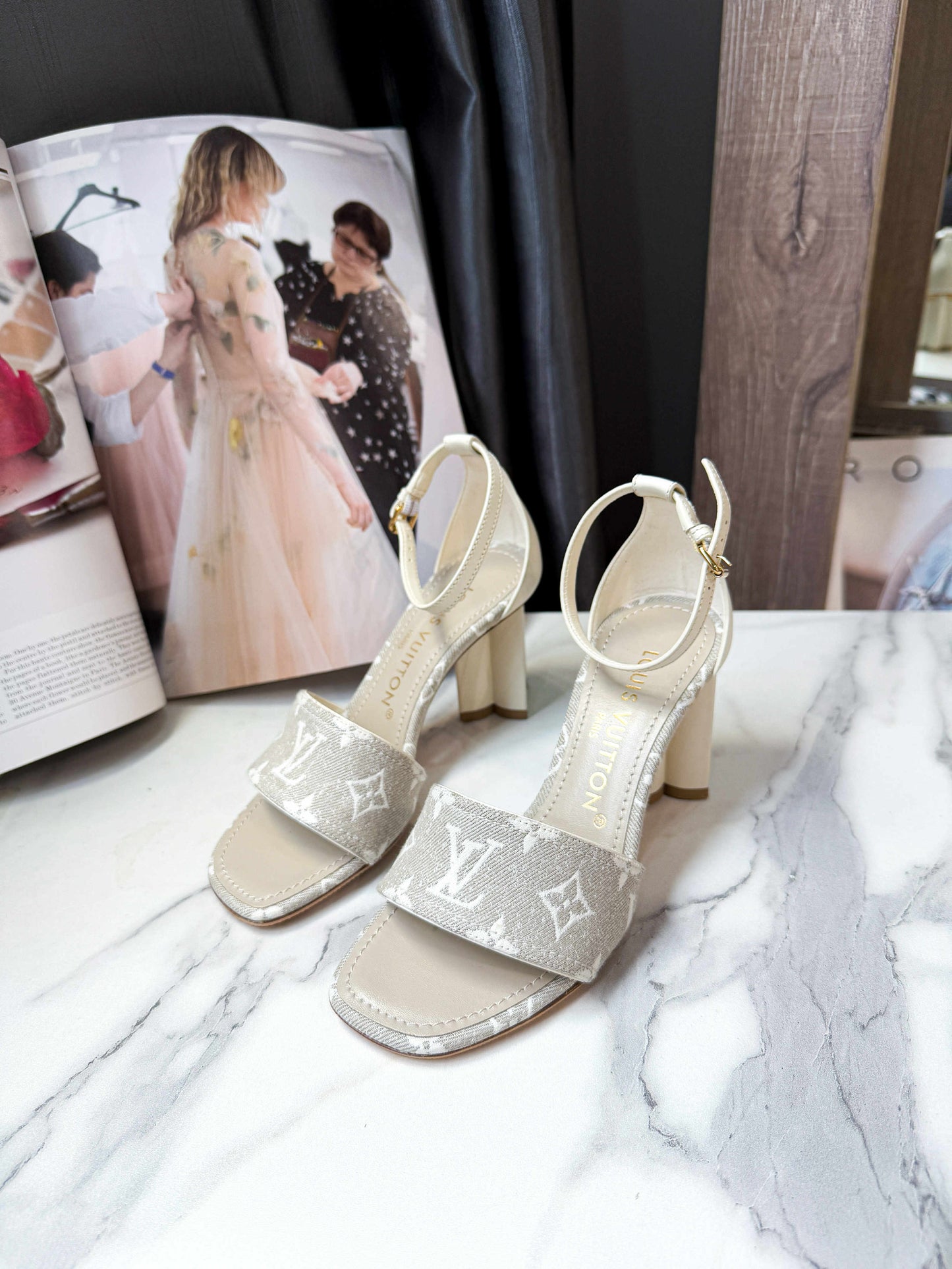 Sandal LV Logo Ghi Be