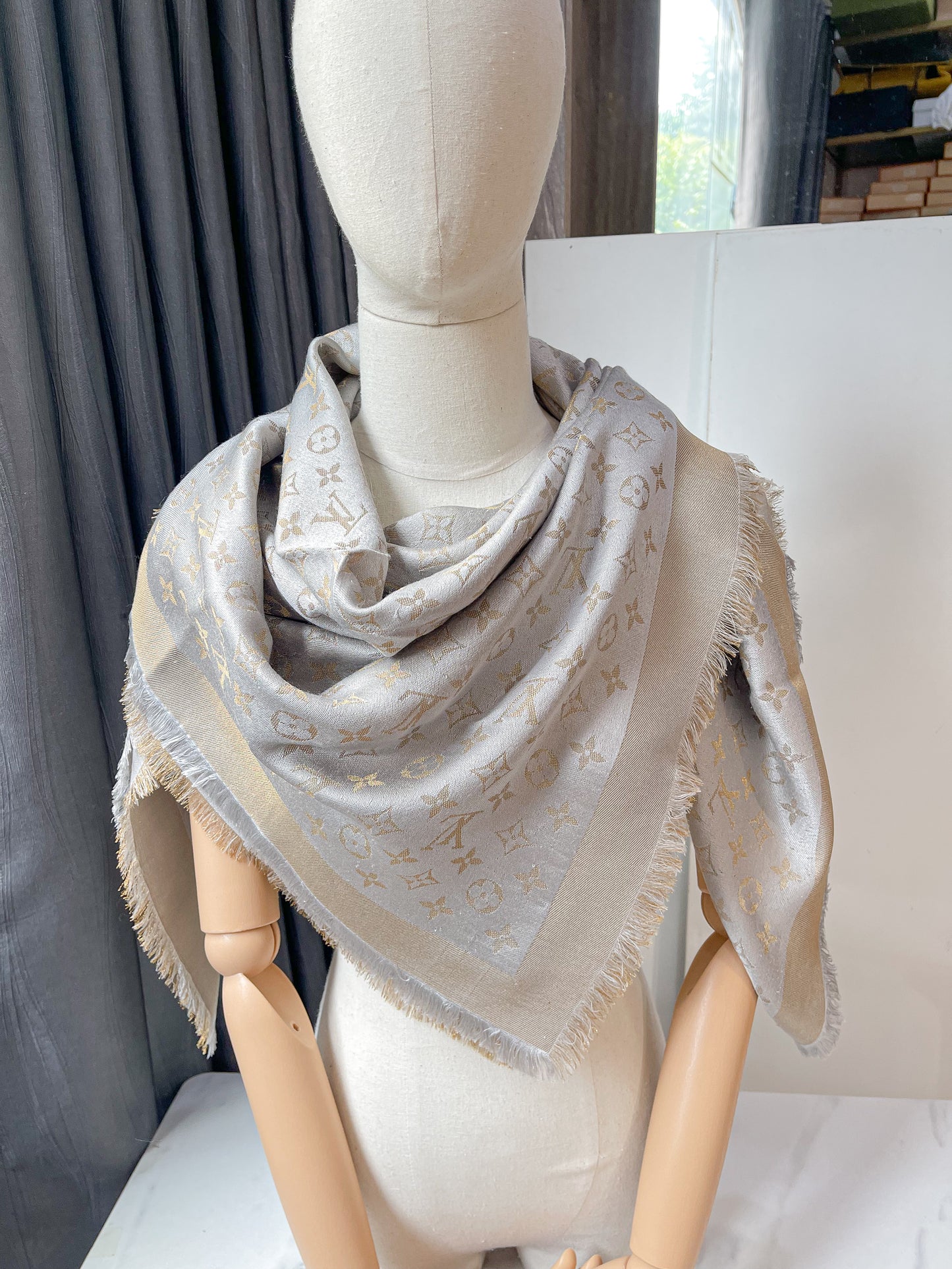 Khăn Ánh Kim Ghi Vàng Used