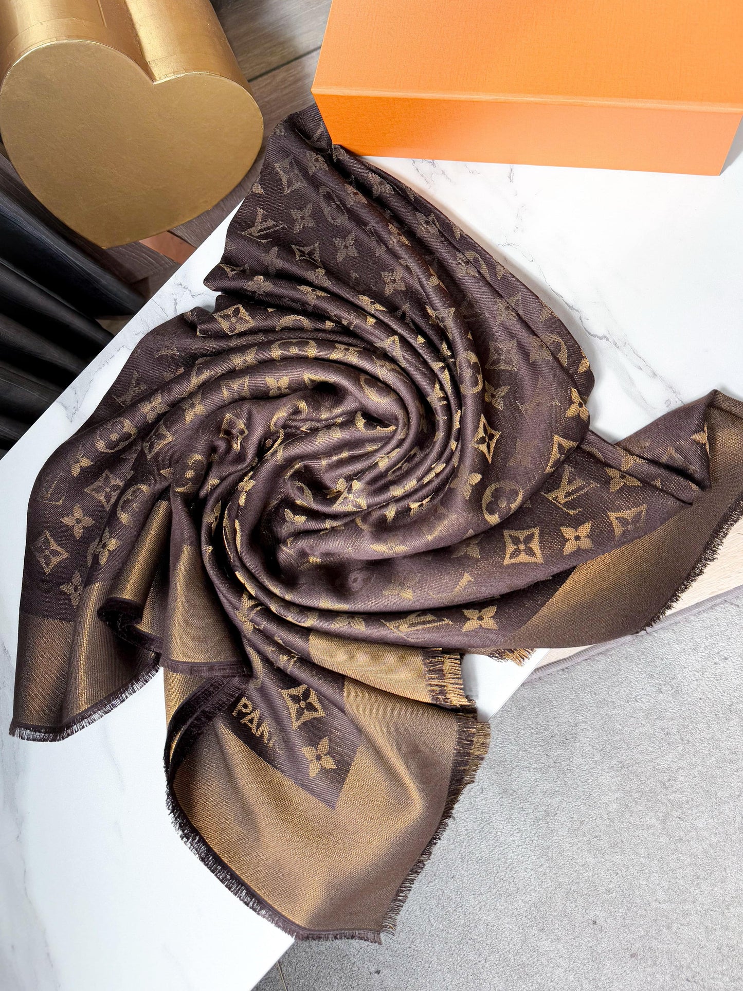 Khăn LV Ánh Kim Nâu 26/2