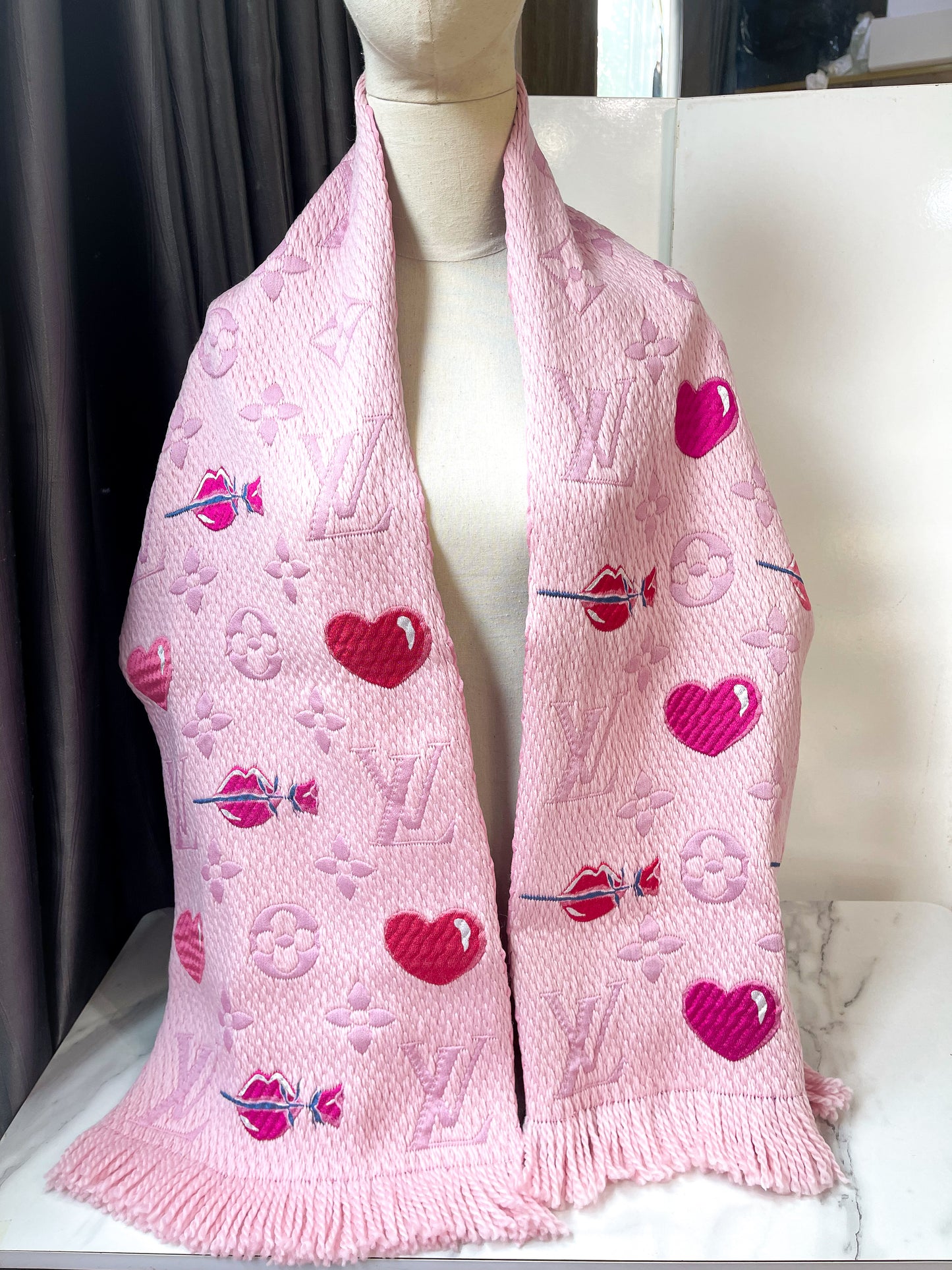 Khăn LV Len Hồng Trái Tim