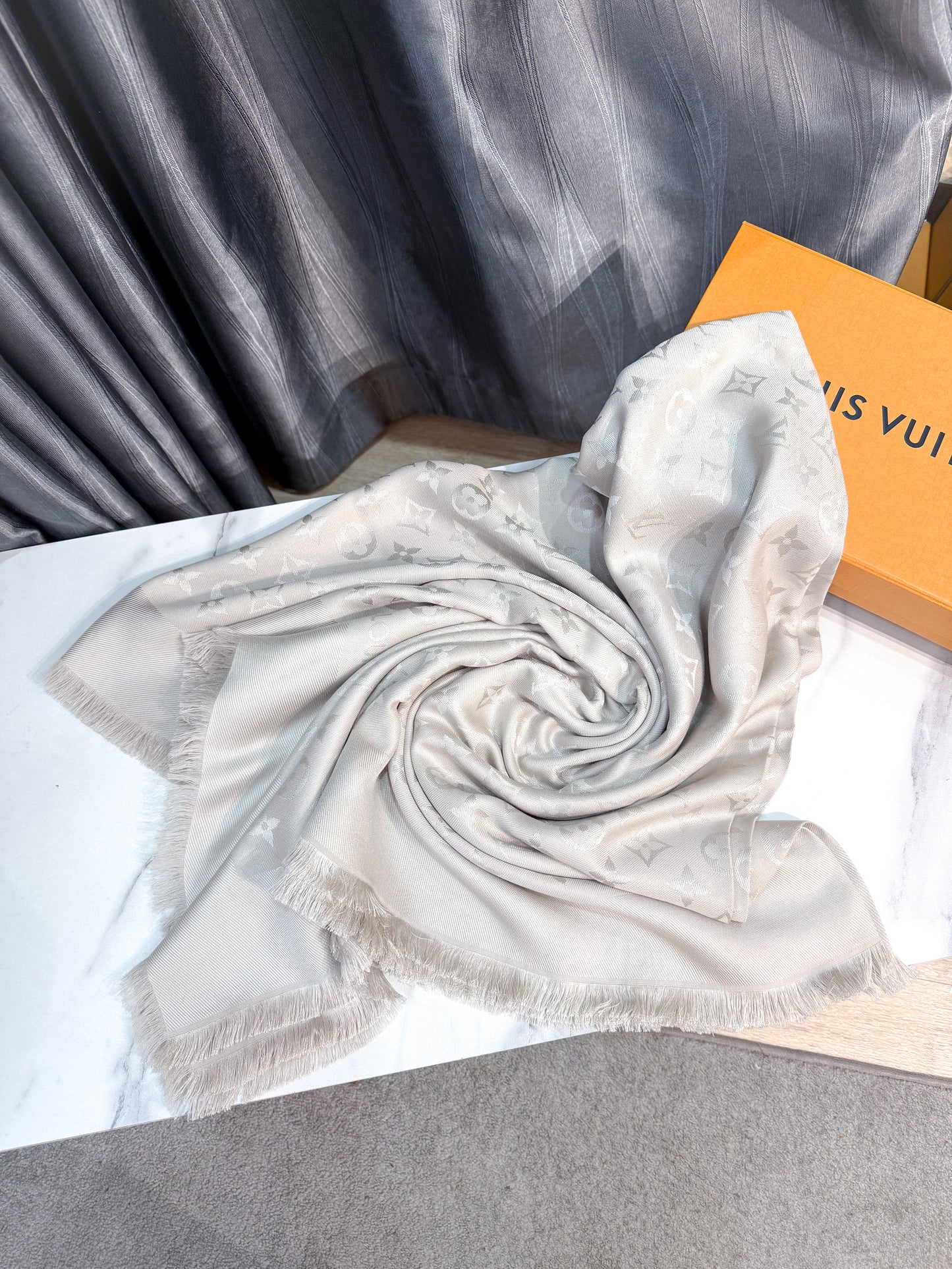 Khăn LV Ghi Bạc Khổ 140x140