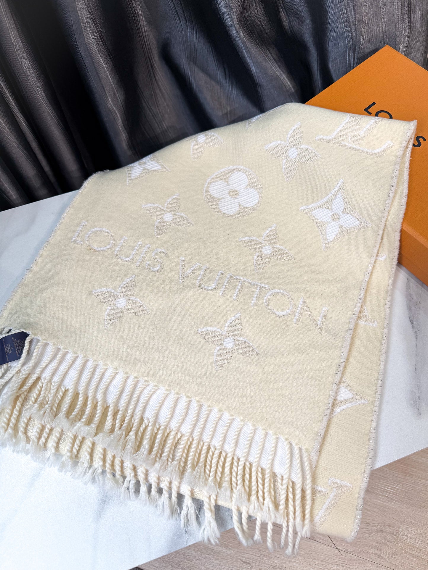 Khăn LV Len Ánh Kim