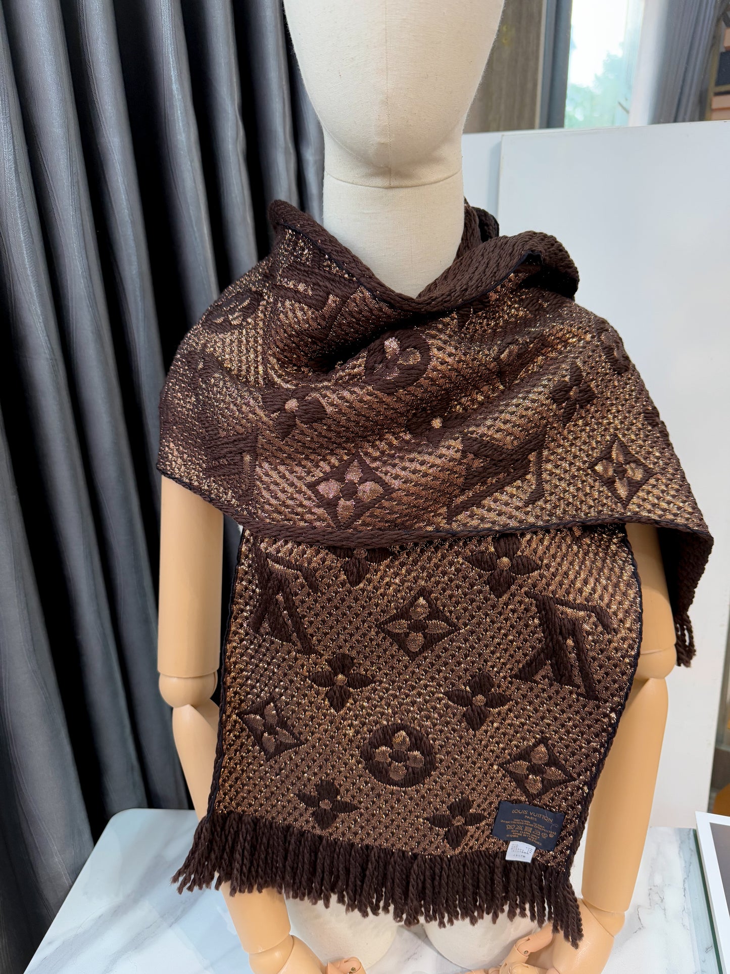 Khăn LV Len Nâu Ánh Kim