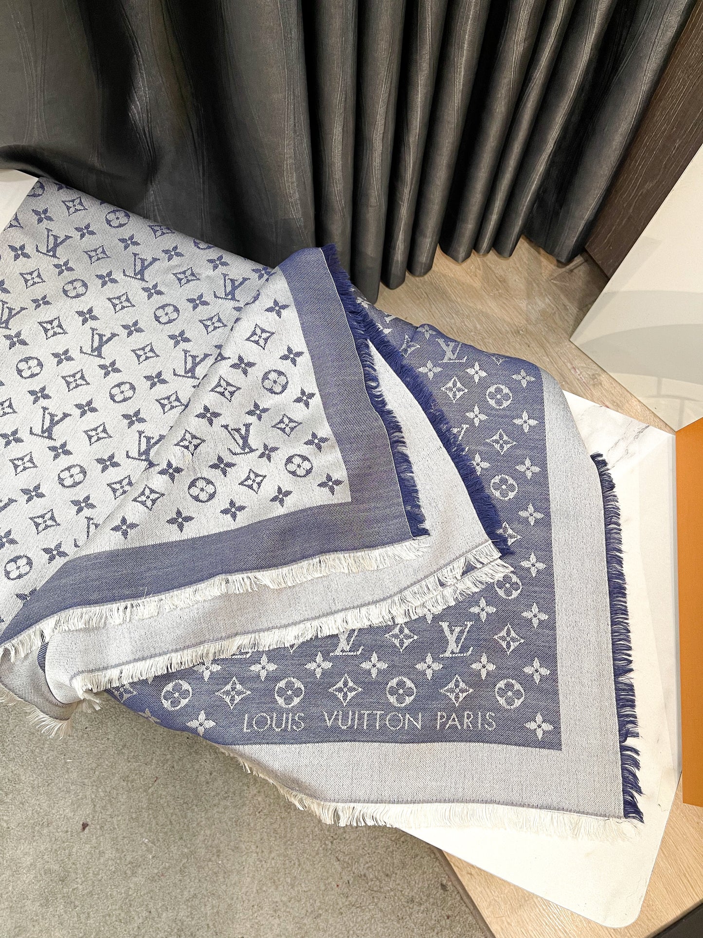 Khăn LV Khổ 140x140 Denim