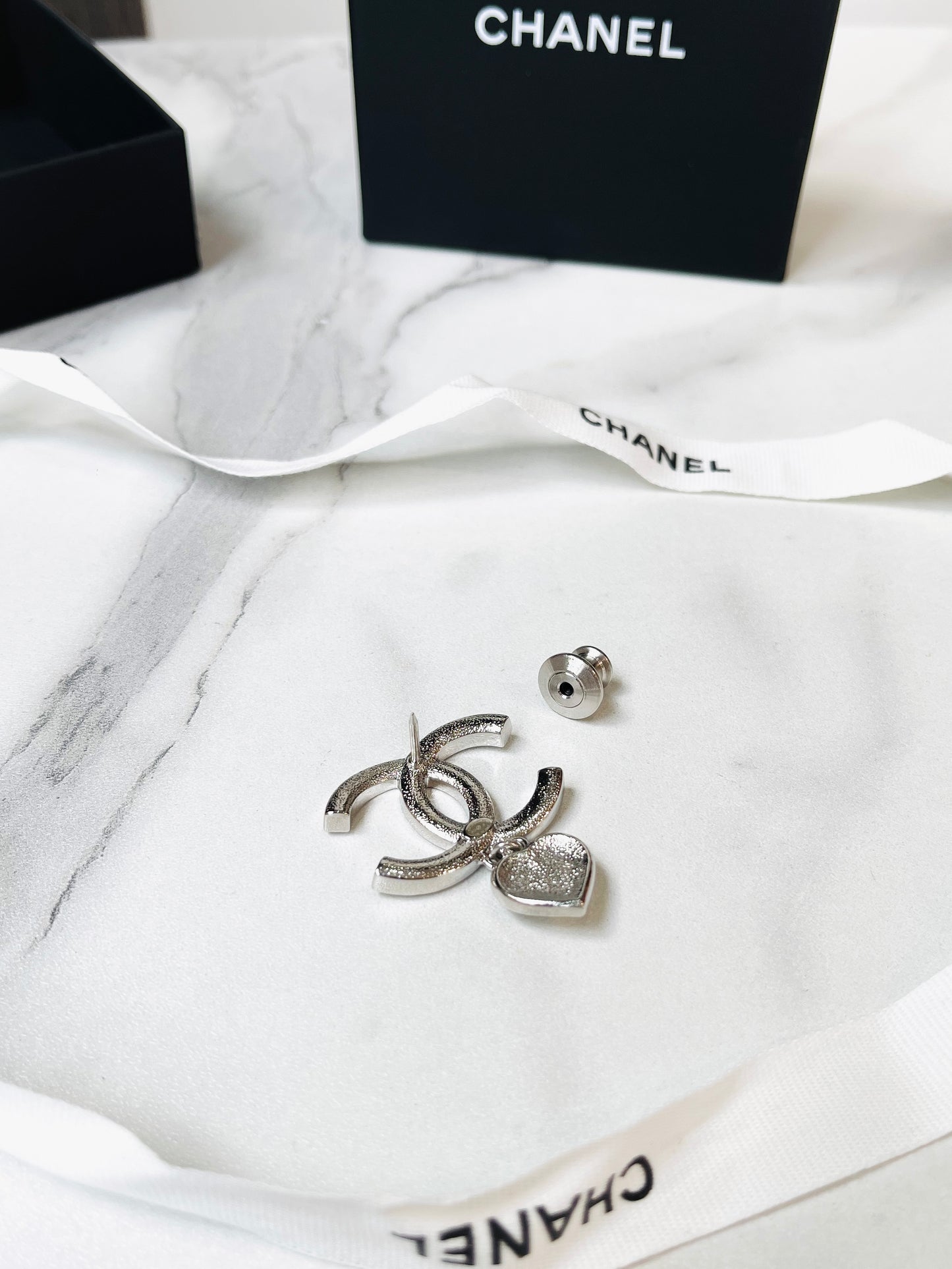 Cài Áo Chanel Trái Tim