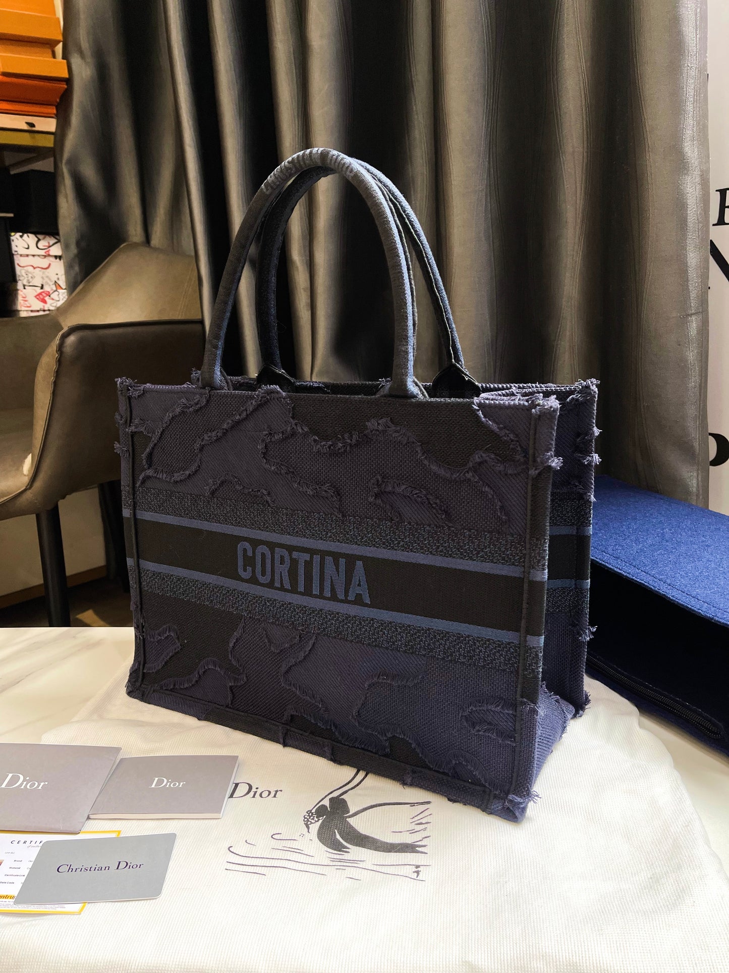 Book Dior Tote Size M