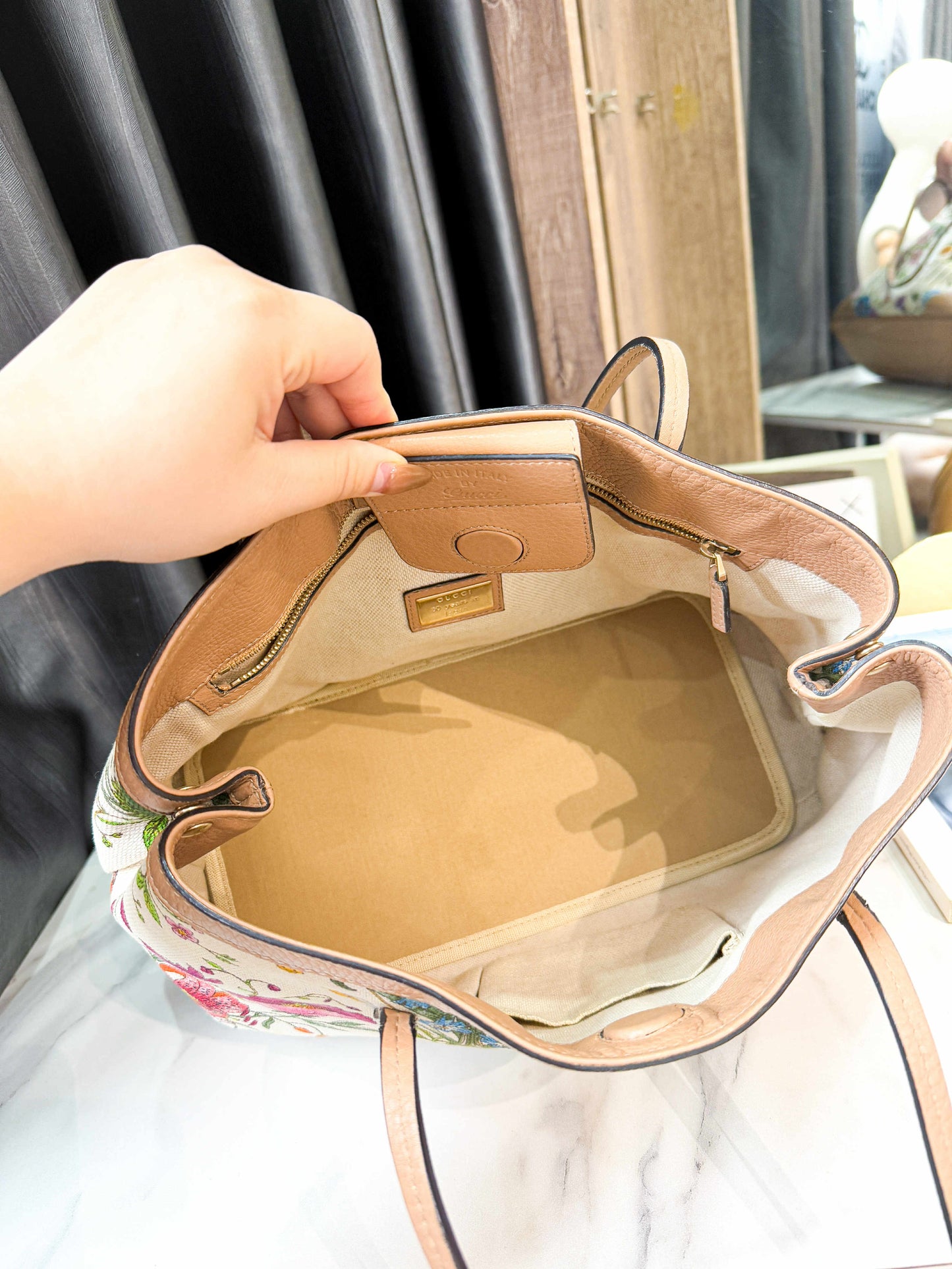 A Gucci Tote Hoa