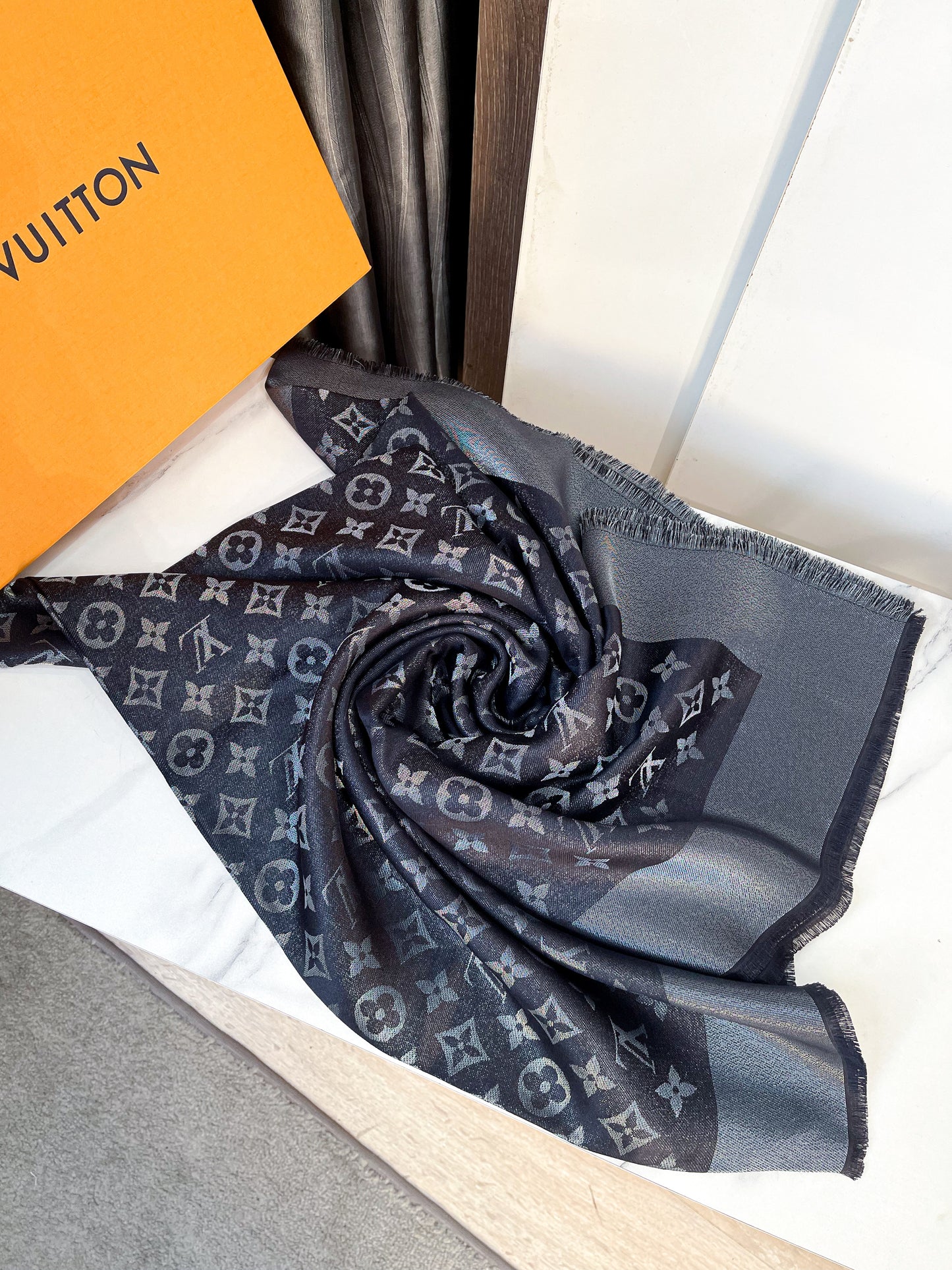 Khăn LV Ánh Kim Đen