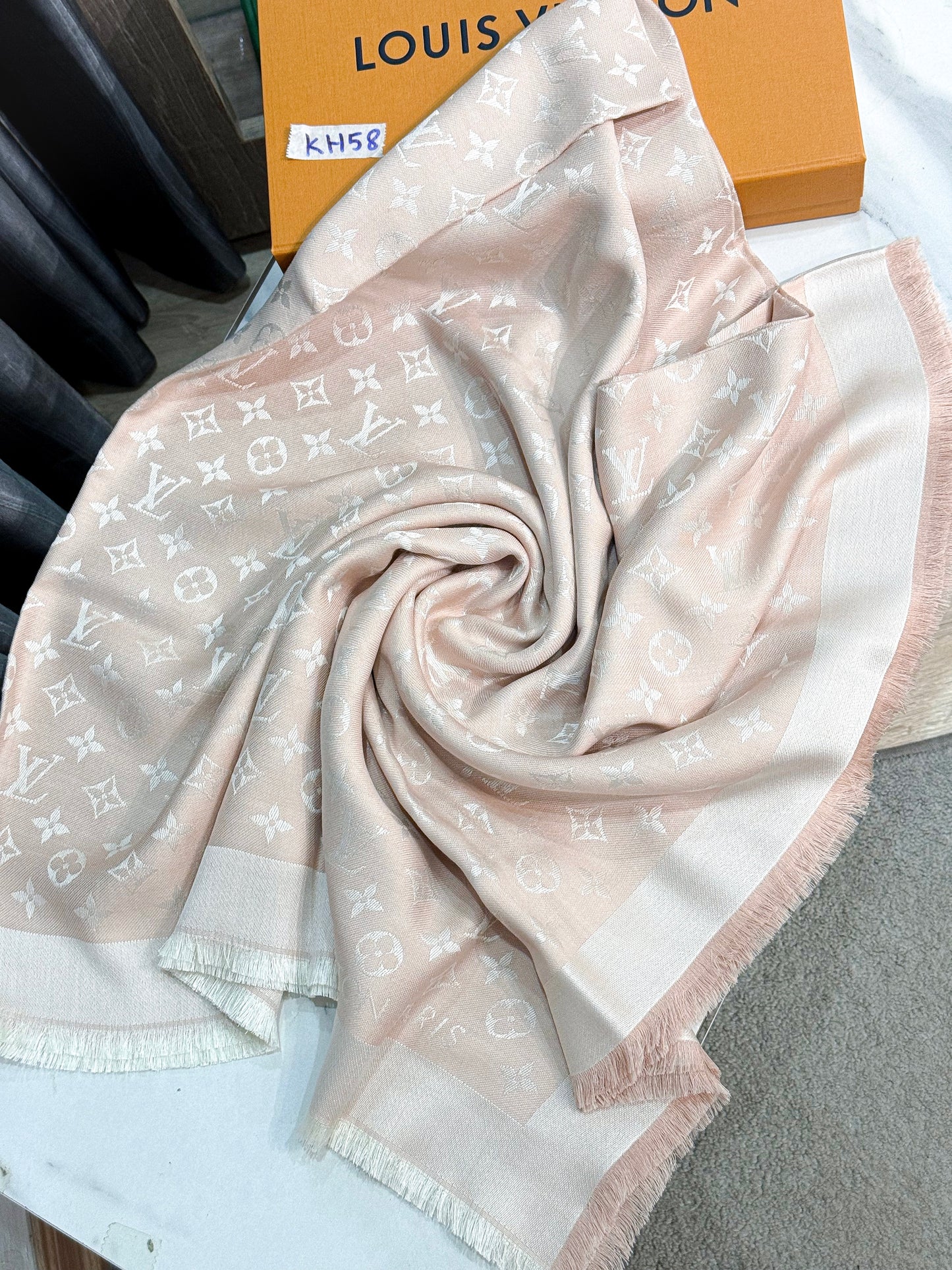 Khăn LV Hồng Denim KH58 28/11