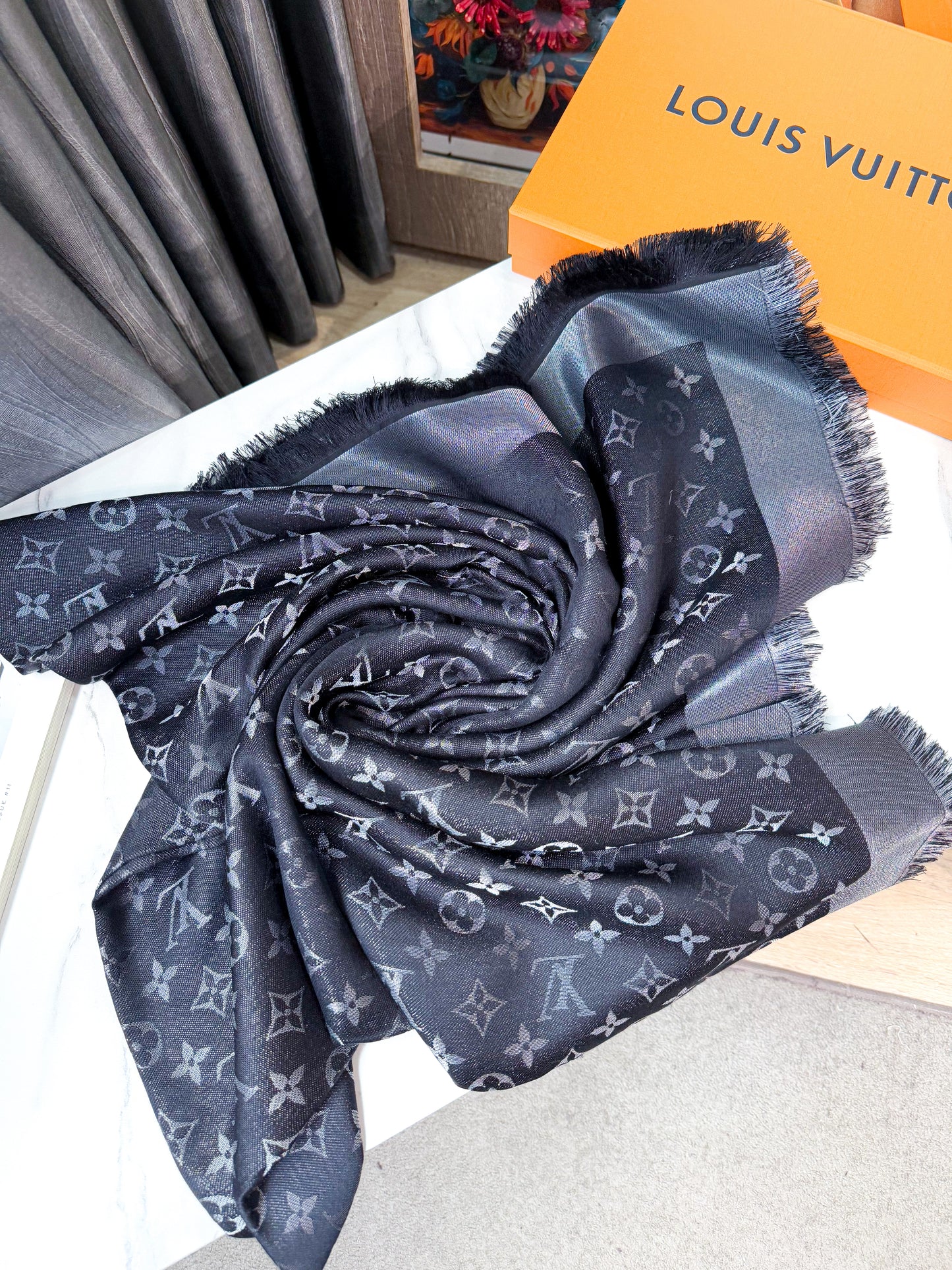 Khăn LV Ánh Kim Đen 27/3