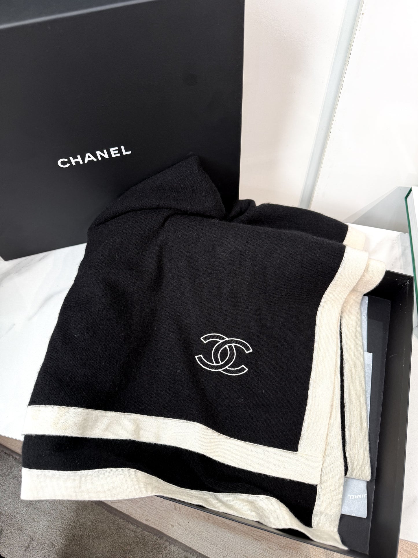 Khăn Chanel Đen