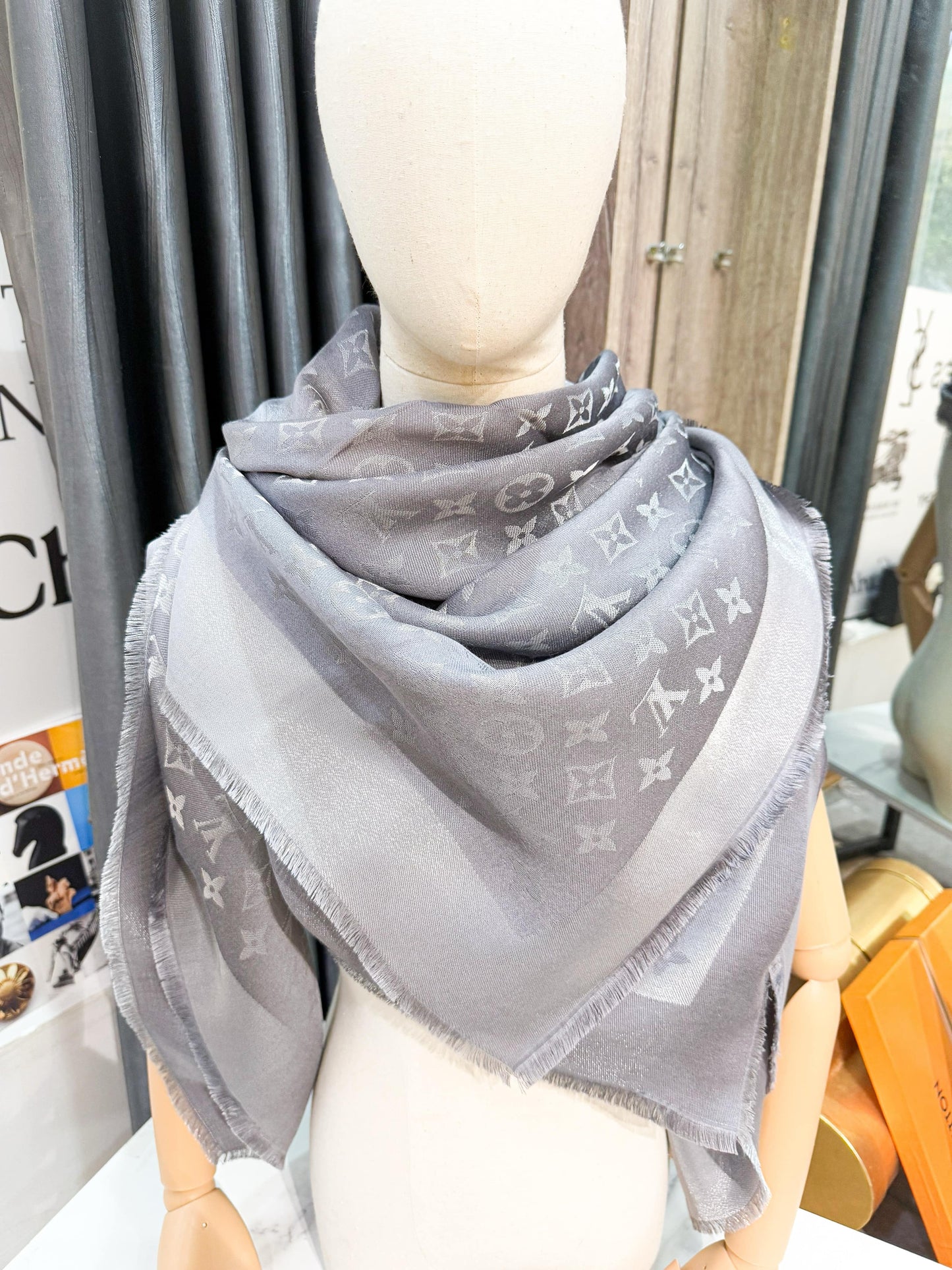 Khăn LV Ghi Ánh Kim Grey 5/4