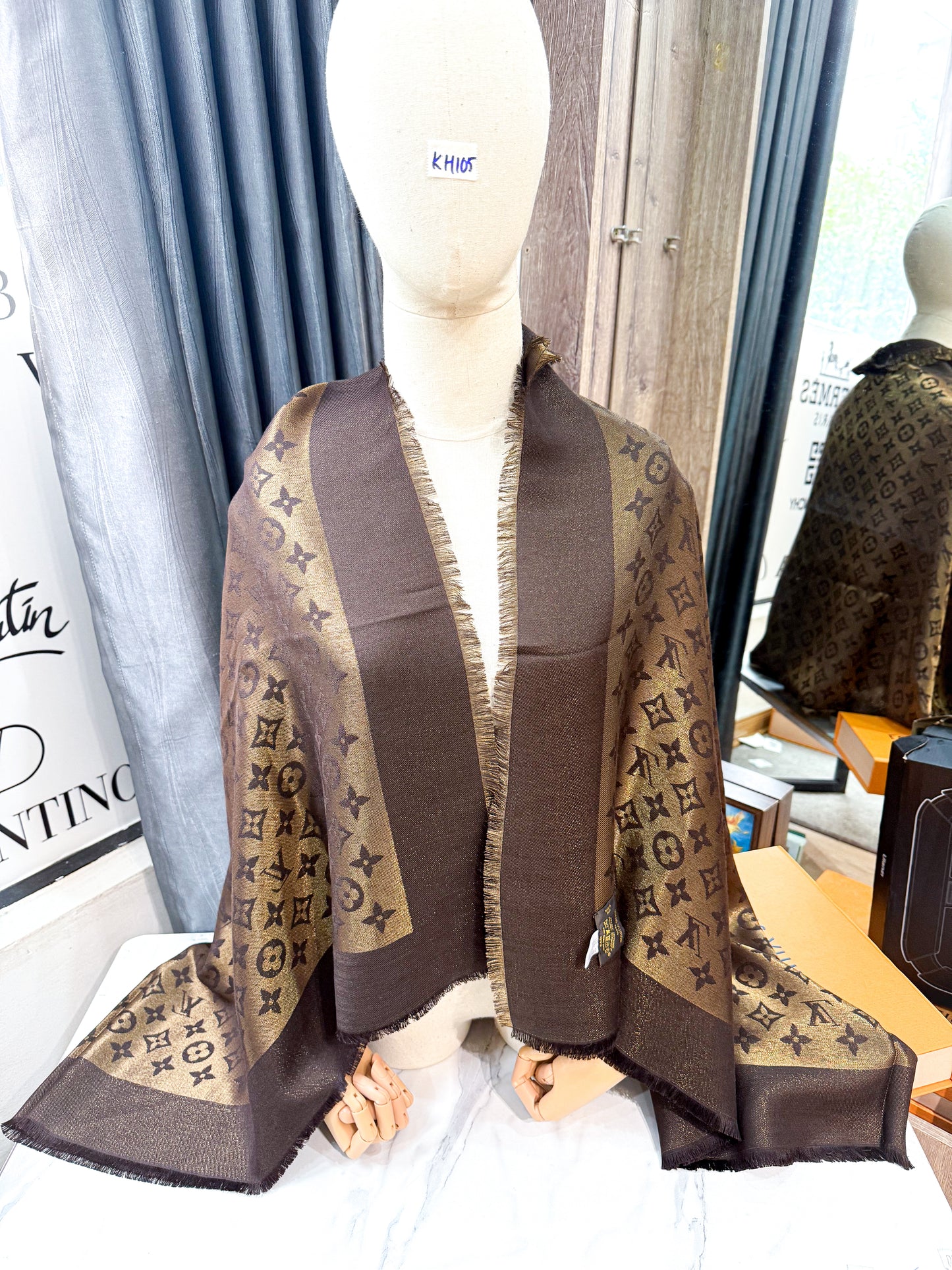 Khăn LV Nâu Ánh Kim KH105