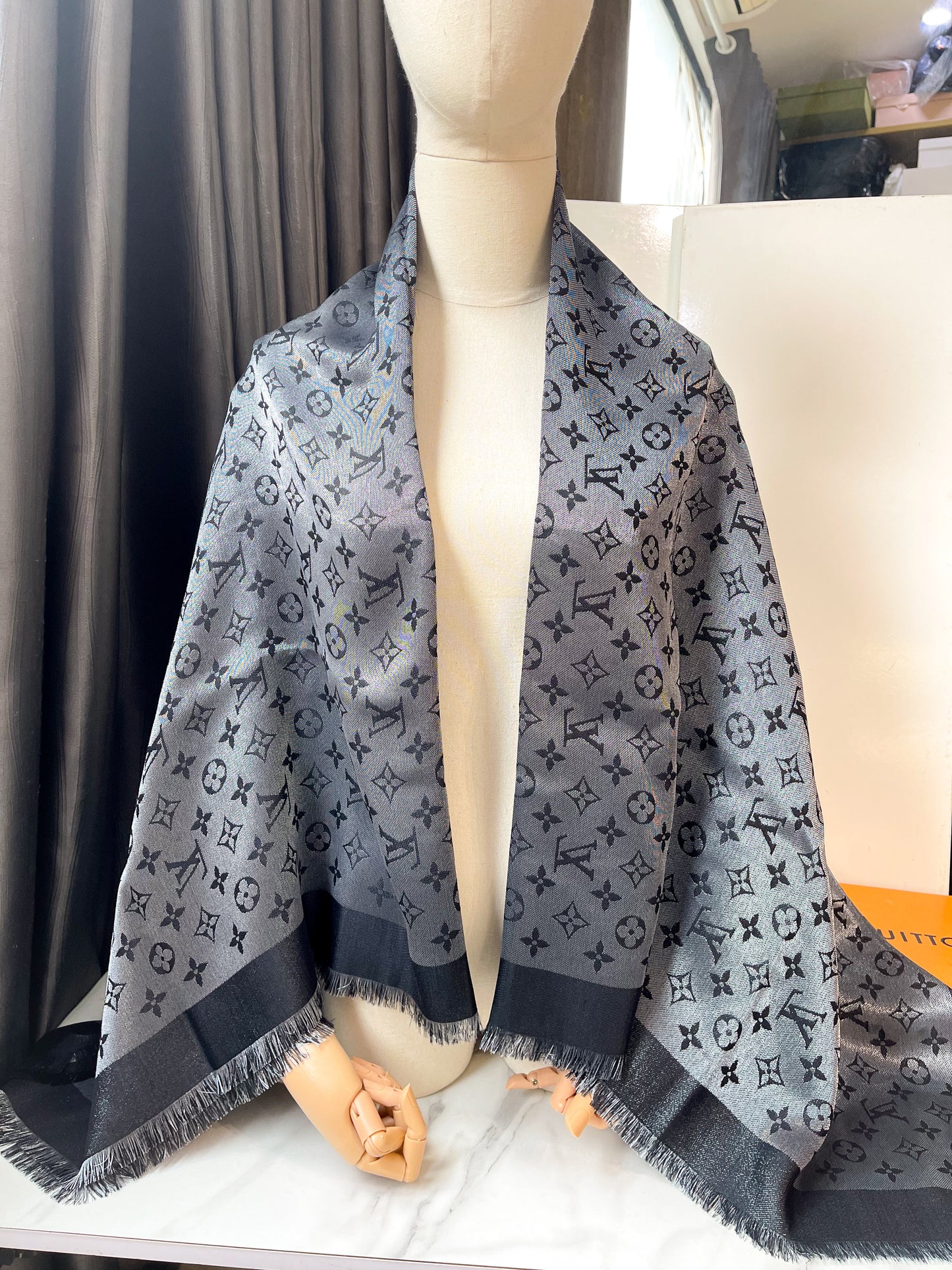 Khăn LV Ánh Kim Đen