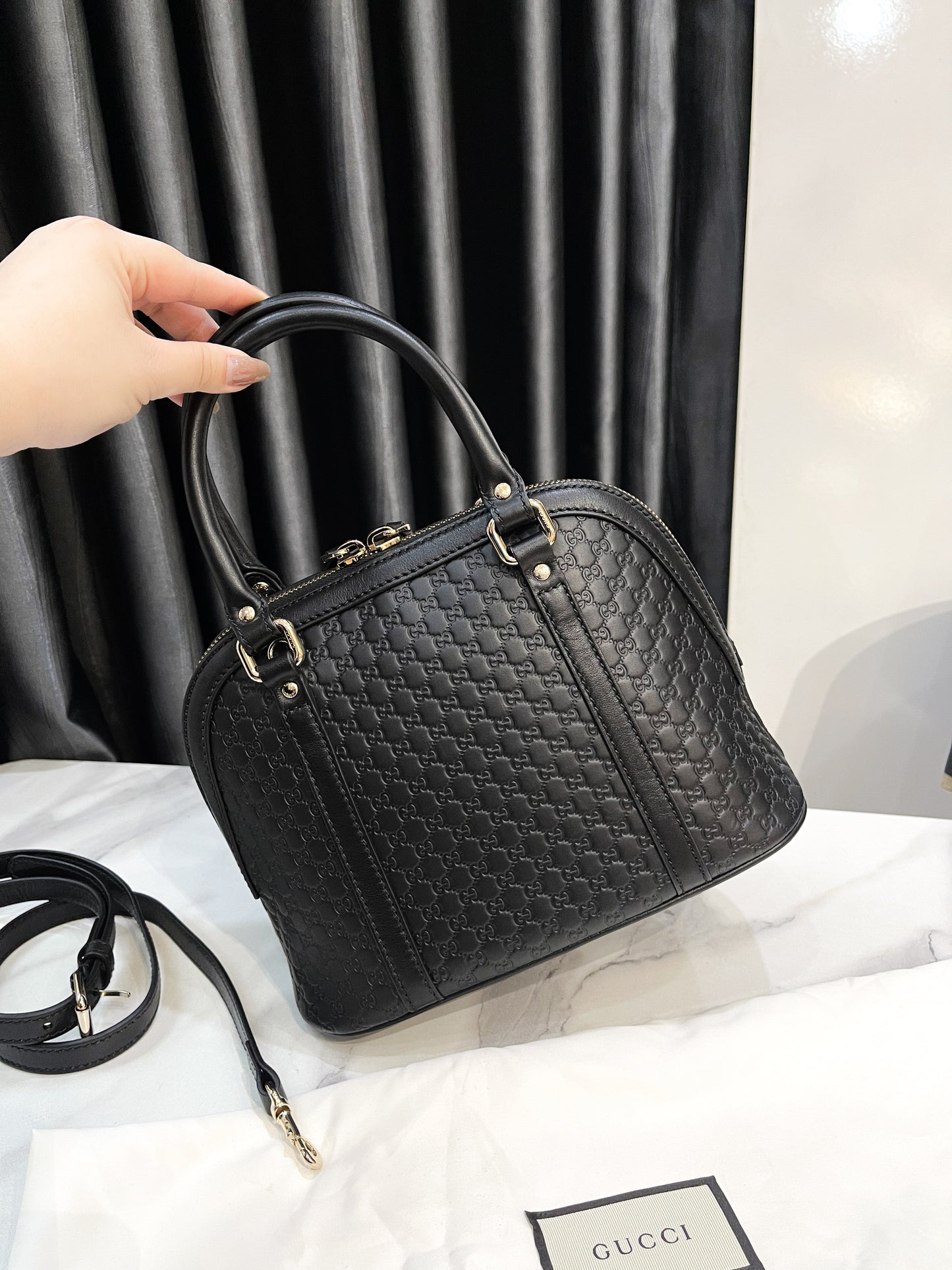 Gucci Hến Đen