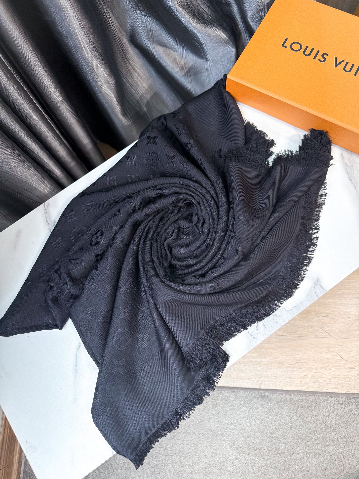 Khăn LV Đen Khổ 140x140