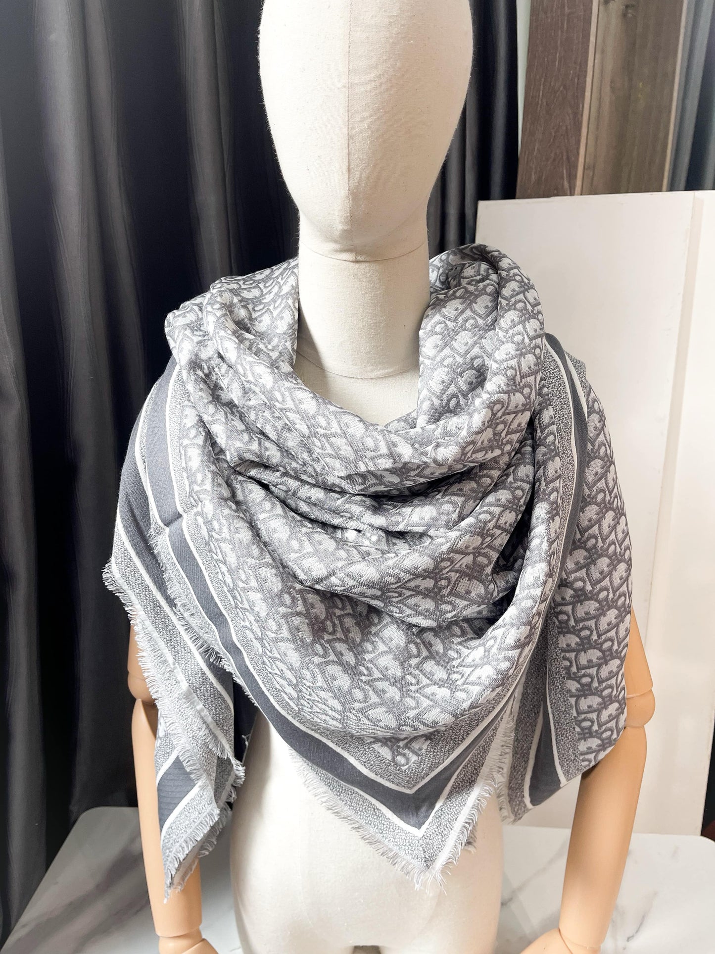 Khăn Dior New Khổ 140x140