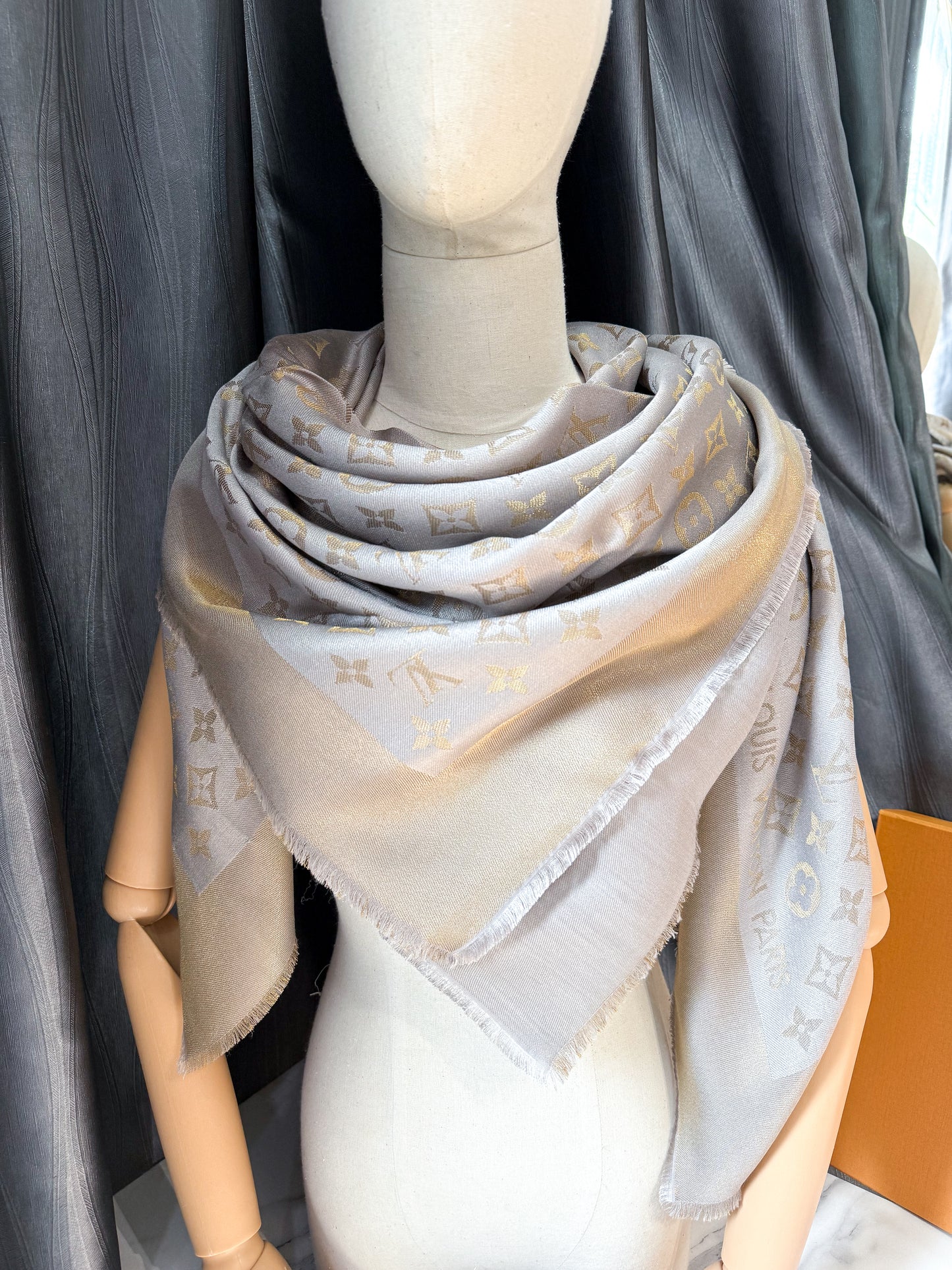 Khăn LV Ghi Ánh Kim Vàng