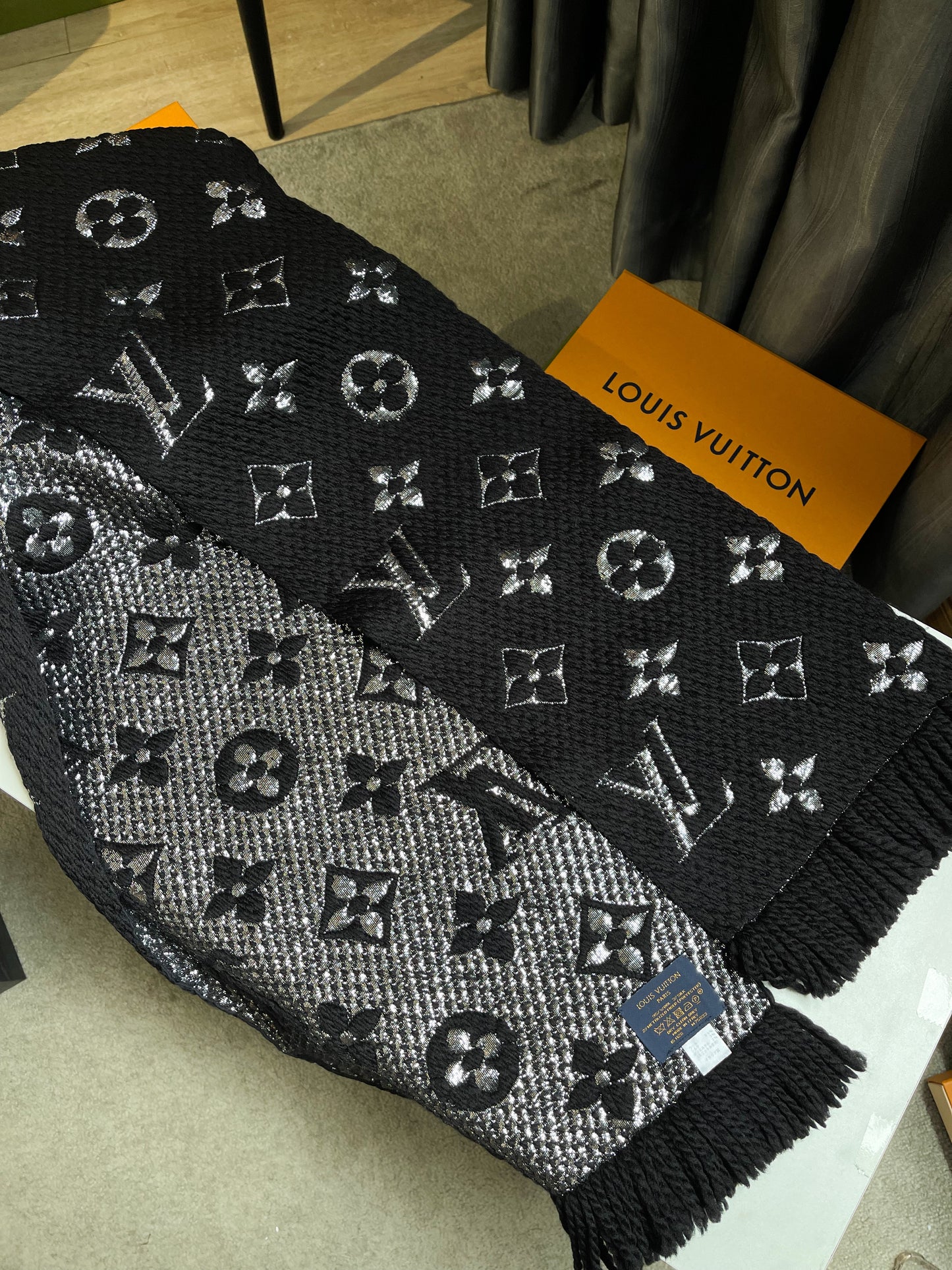 Khăn Len Ánh Kim Đen LV