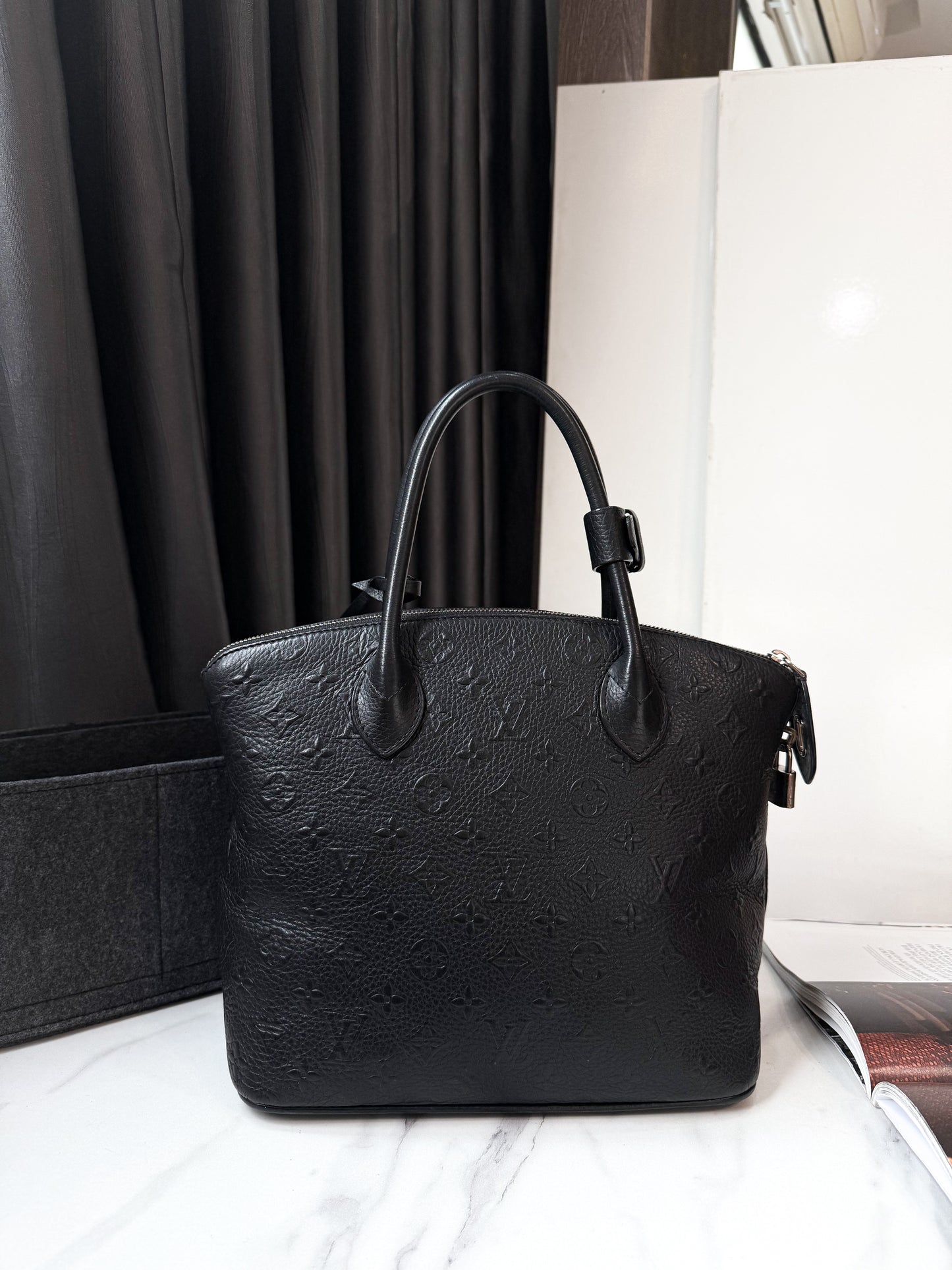 A LV Handbag Da Bê Đen