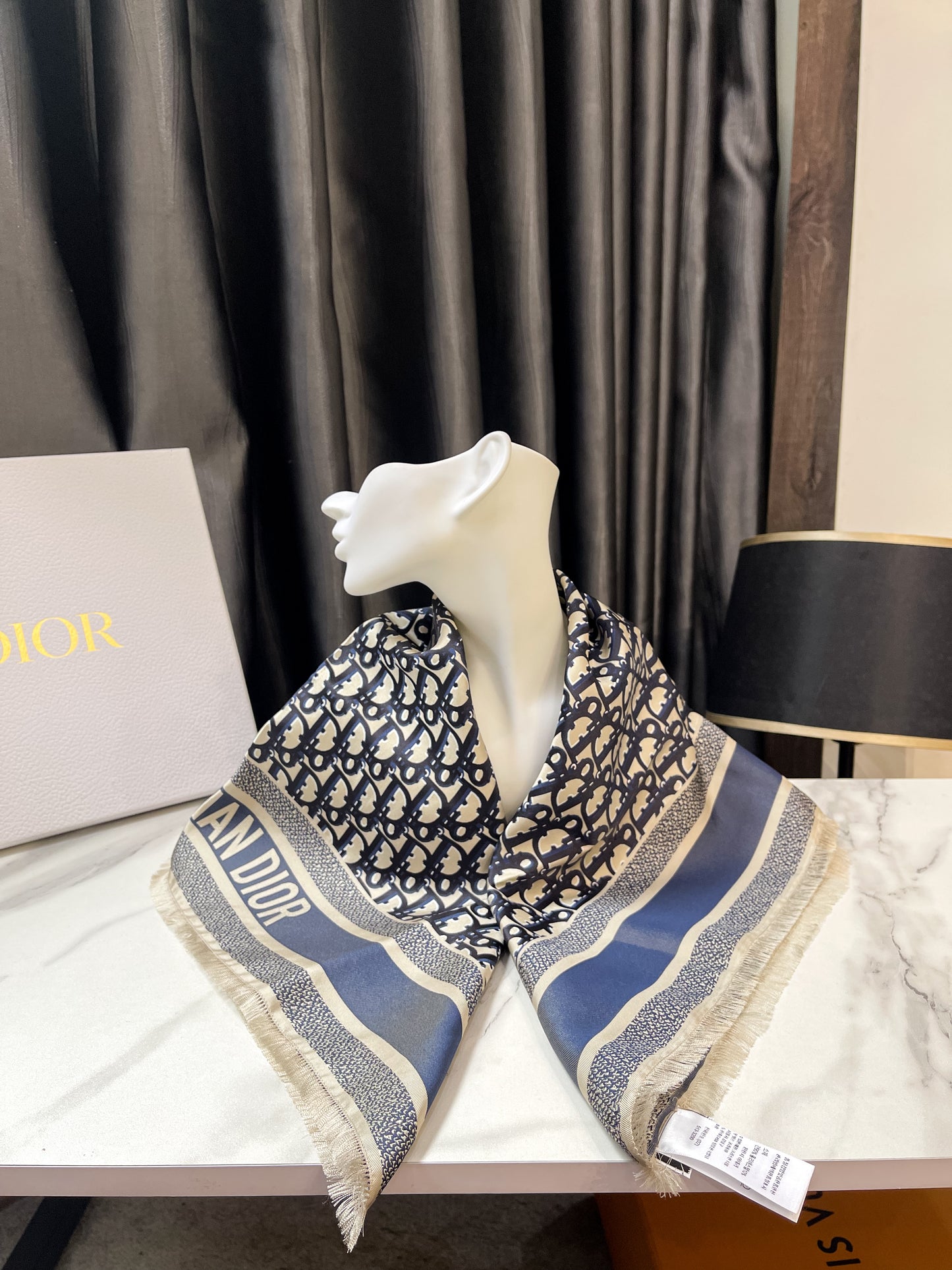 Khăn Dior Khổ 70x70