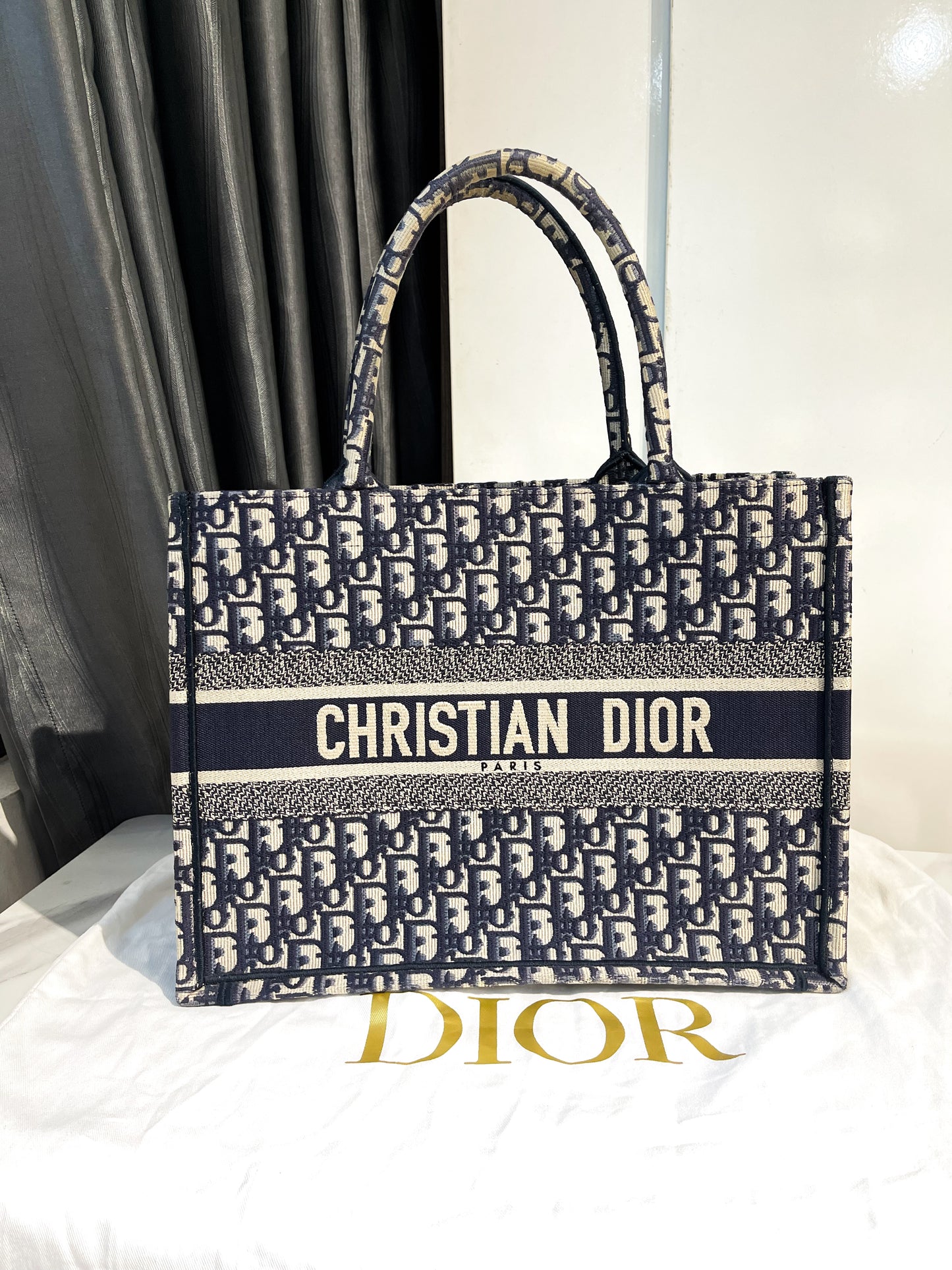 Dior Book Tote Size M