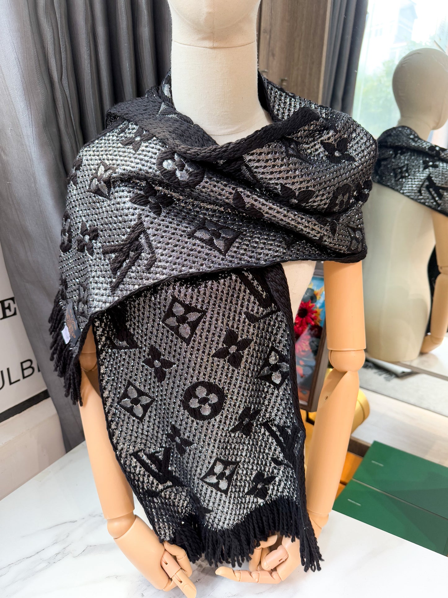 Khăn LV Len Đen Ánh Kim