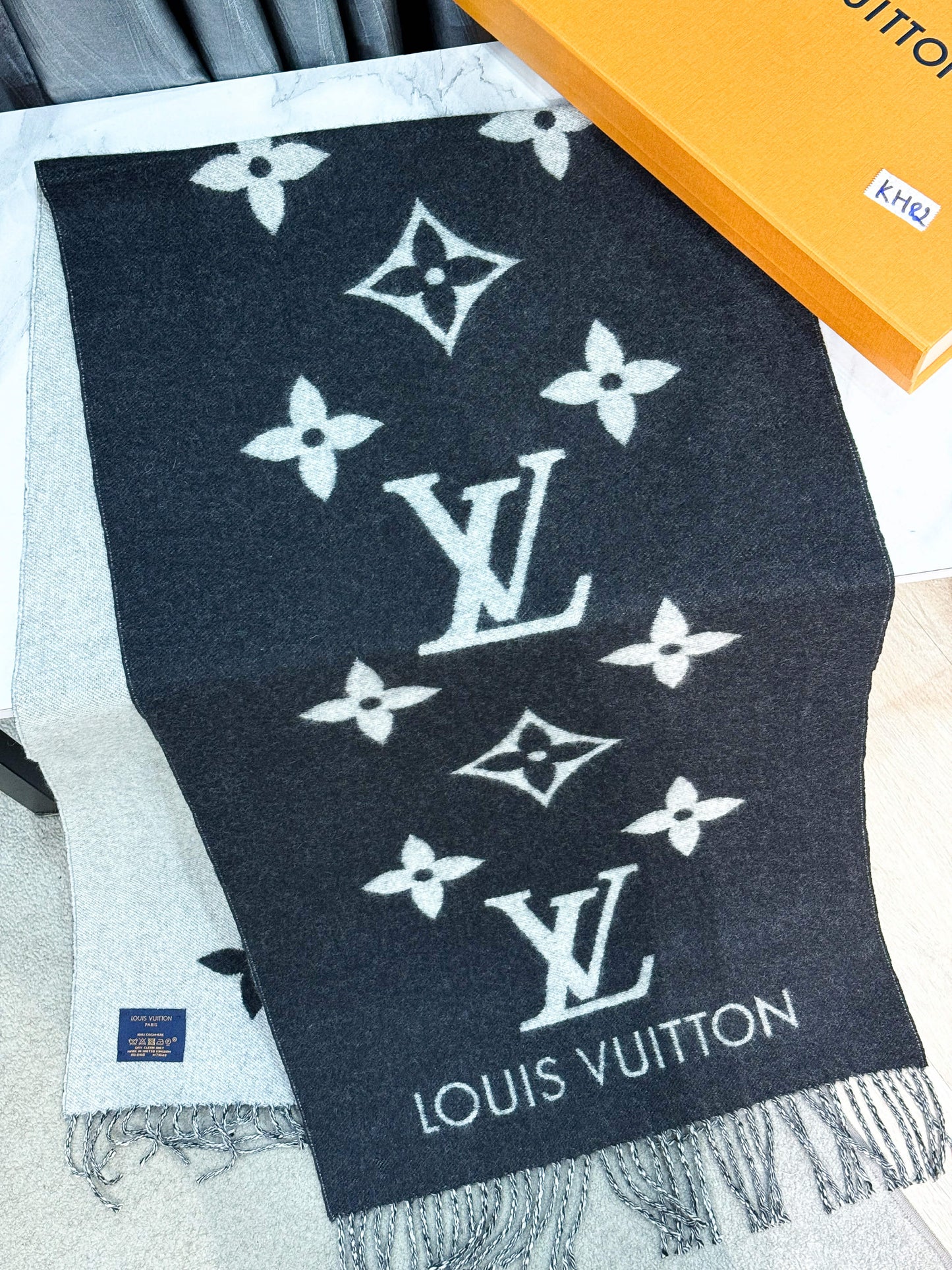 Khăn LV Cashmere Đen Ghi KH82 17/12