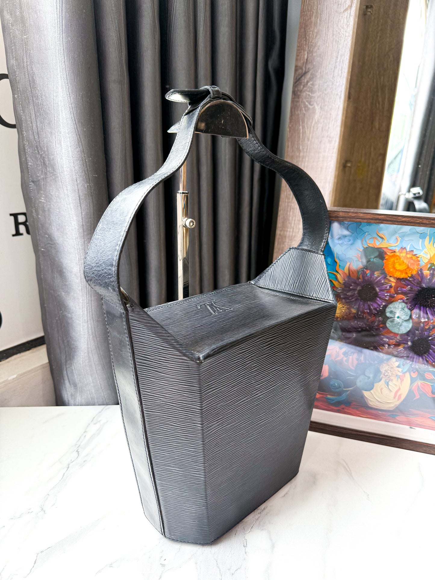 A LV Handbag Epi Đen
