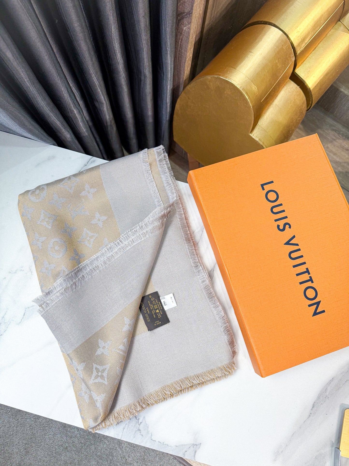 Khăn LV Ánh Kim Ghi Vàng 23/2