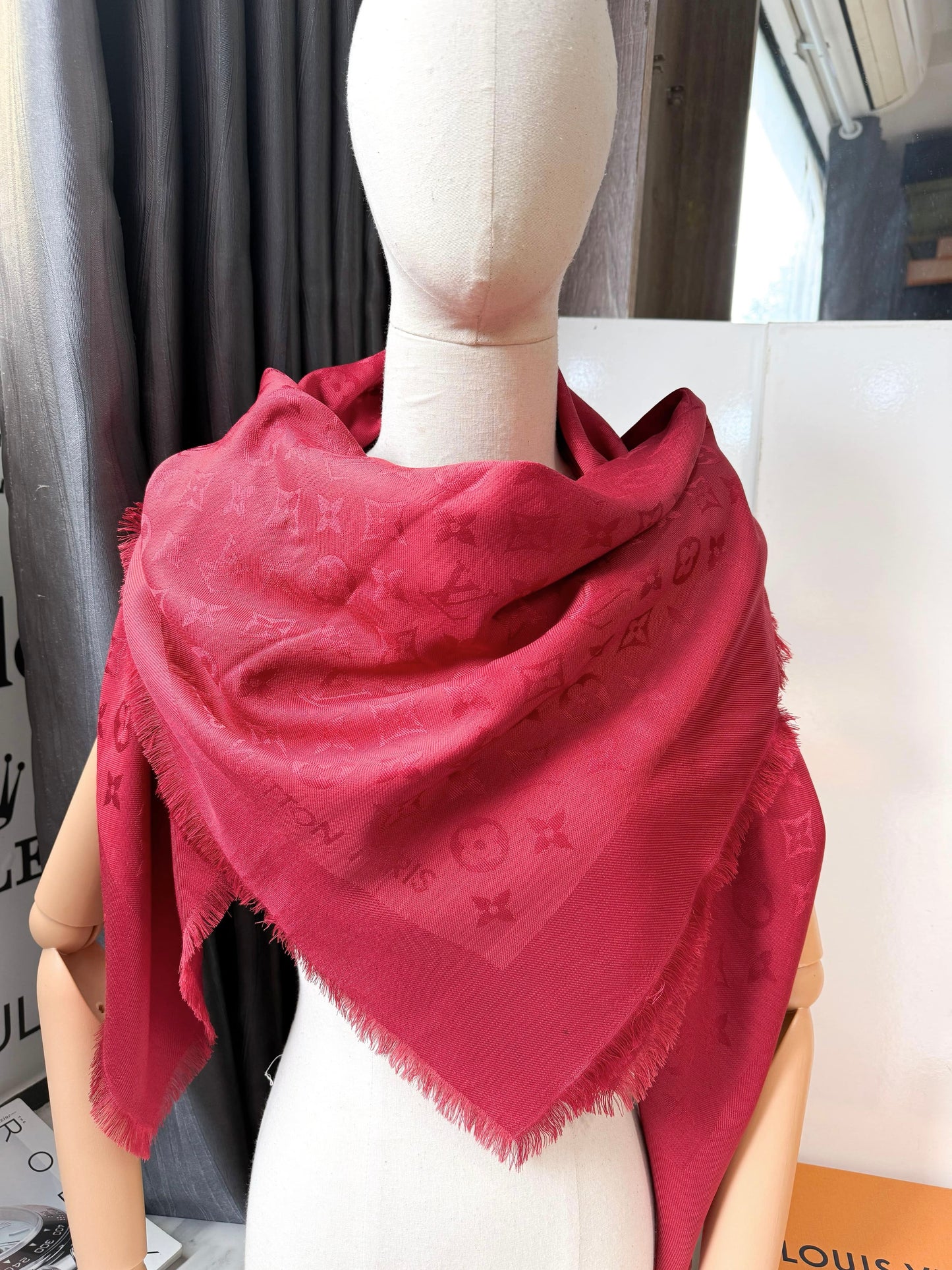 Khăn LV Màu Táo Đỏ