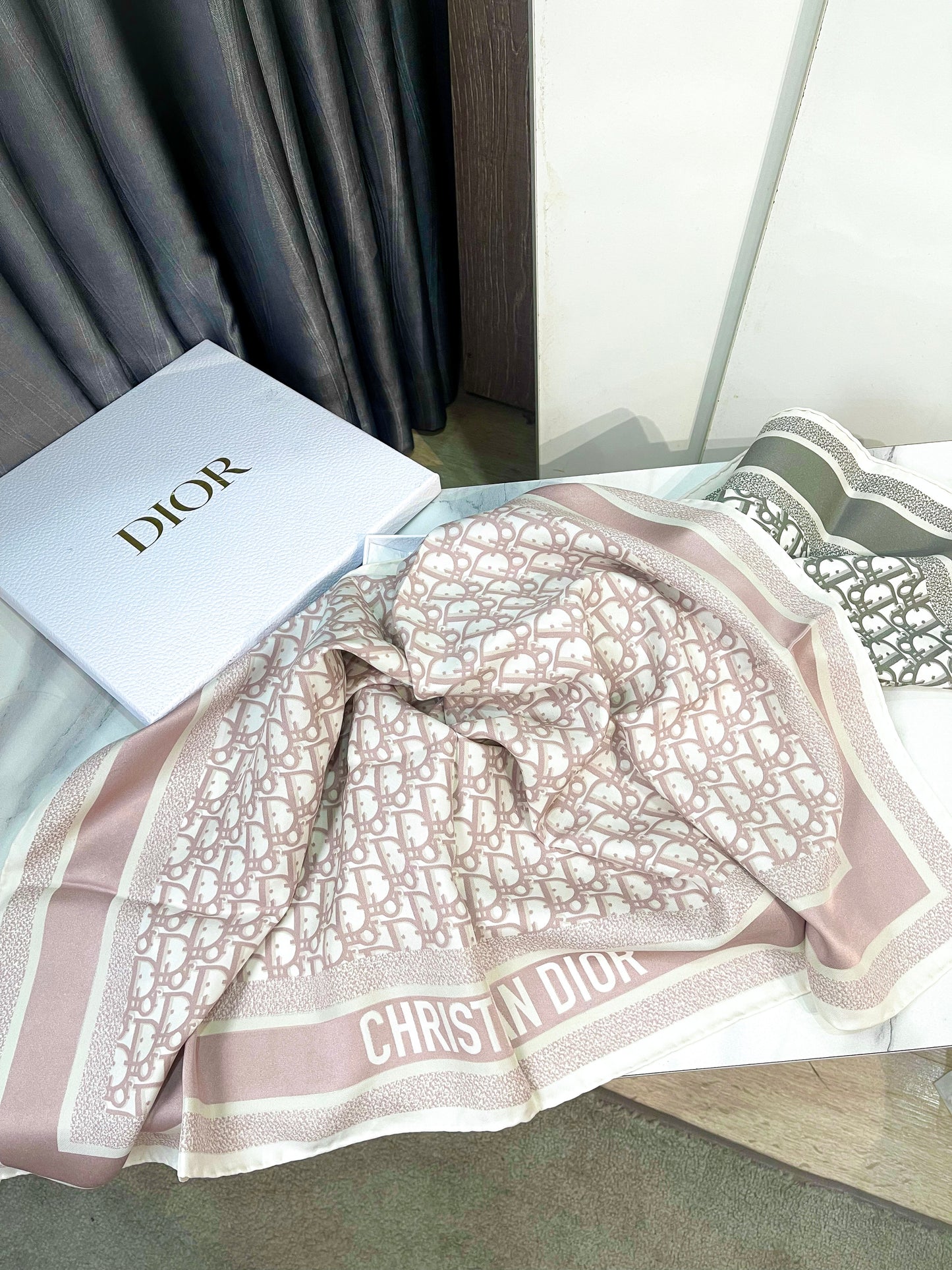 Khăn Lụa Dior 2 Mặt 2 Màu Used