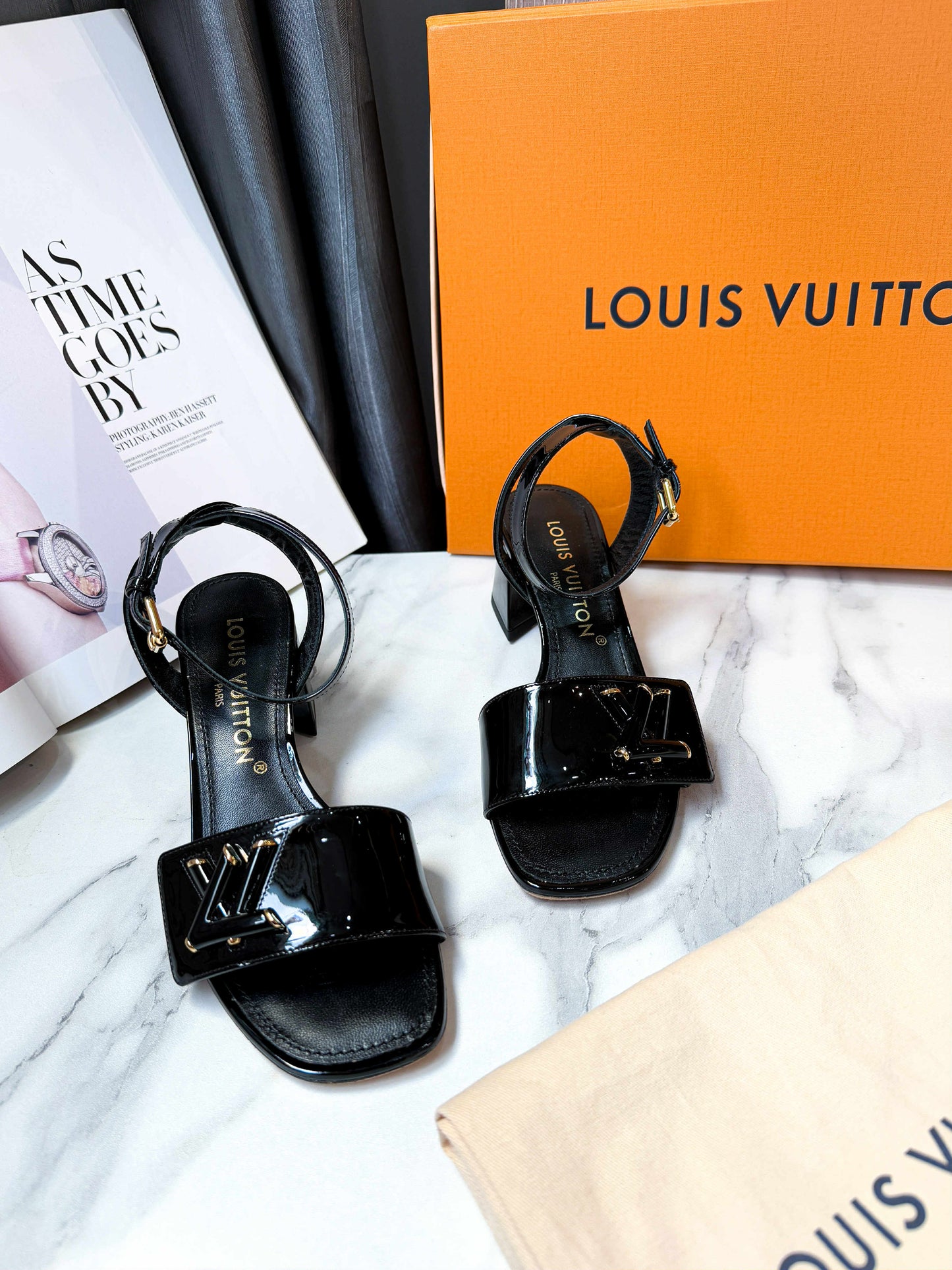 Sandal LV Đen Da Bóng Size 36