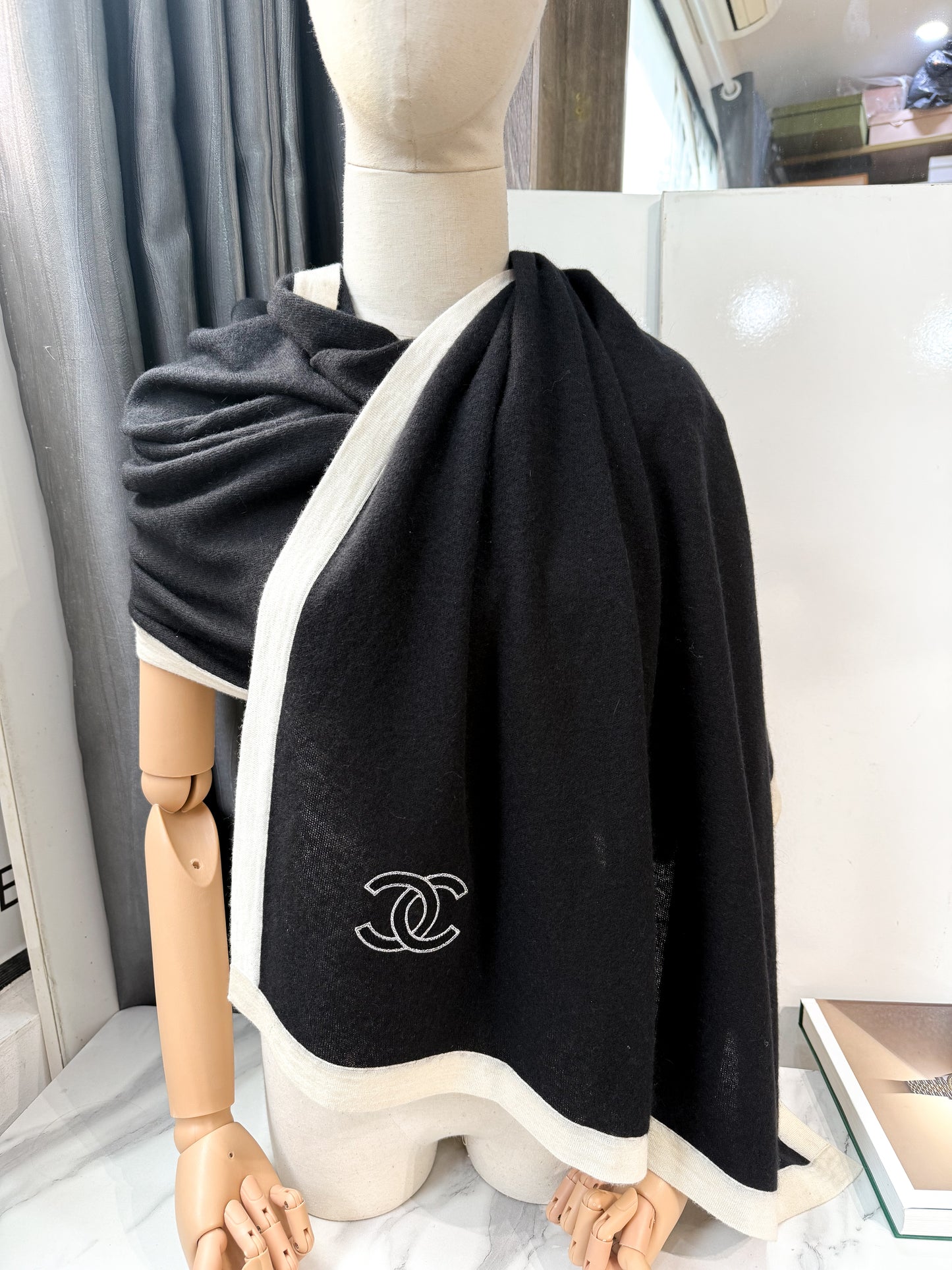 Khăn Chanel Đen