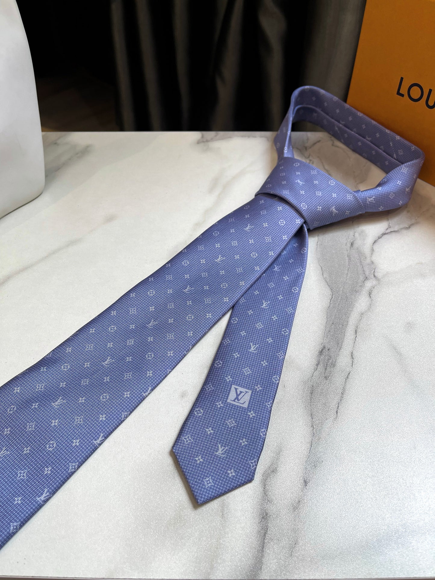 LV Cà Vạt Xanh